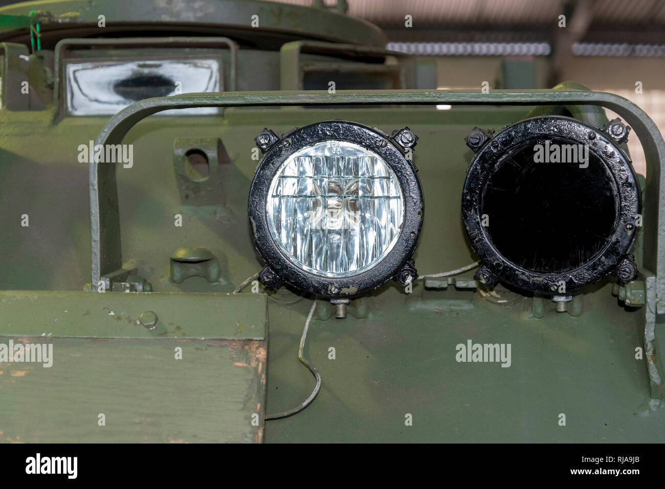 Runde Laterne In Der Gepanzerten Fahrzeug Der Russischen Militarischen Ausrustung Mit Modernen Waffen Aus Russland Stockfotografie Alamy