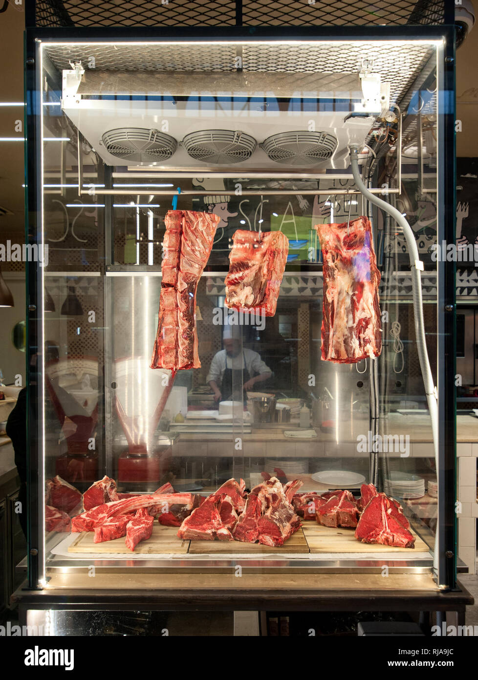 Raw Fiorentina Steak in einer Vitrine im Restaurant Stockfoto