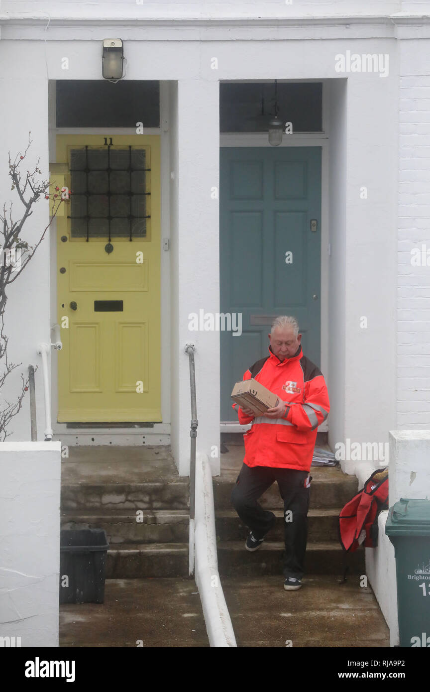 Ein Royal Mail Postbote Liefert Post Und Pakete An Wohnimmobilien