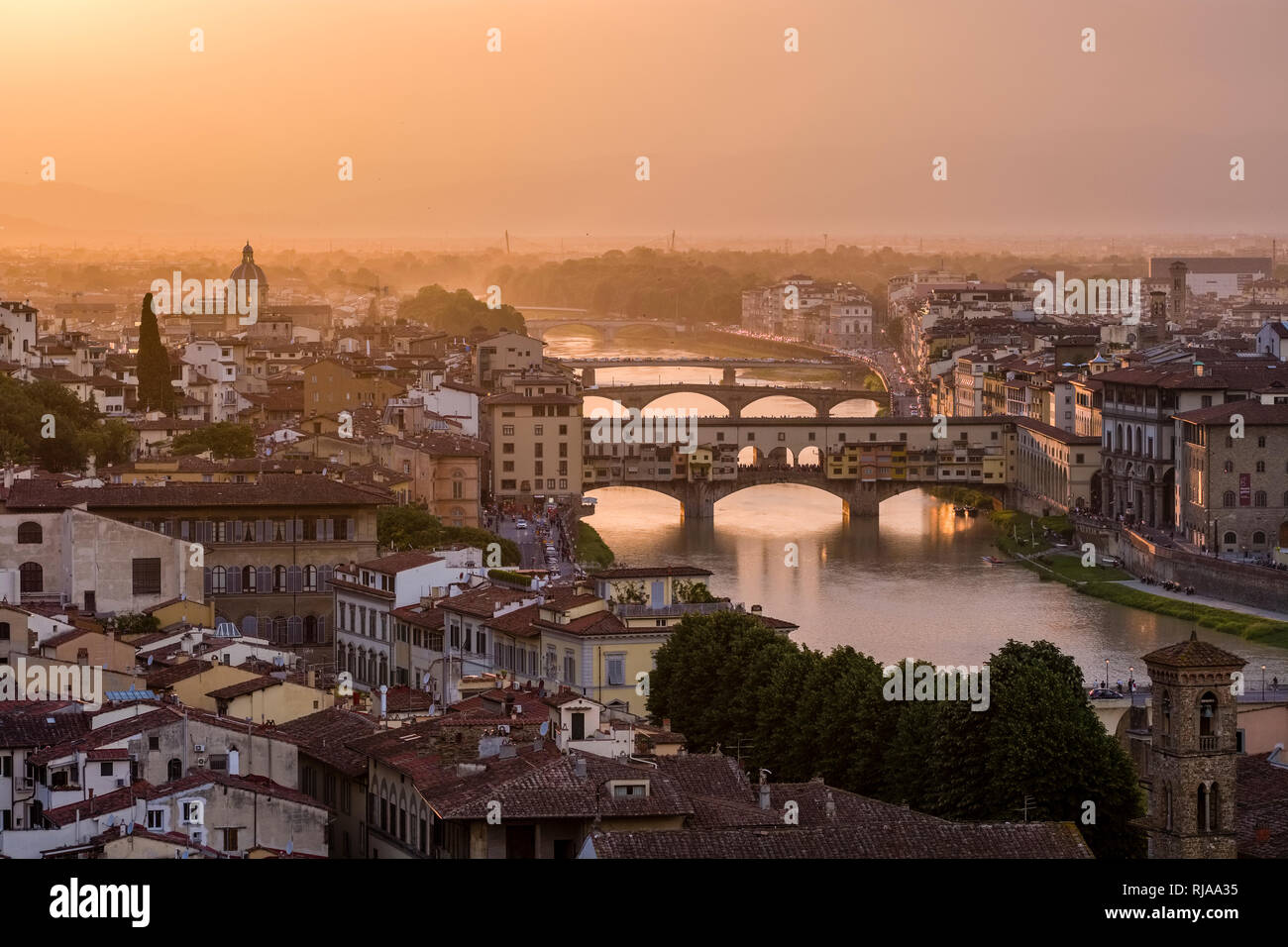 Blick auf die Stadt von der Piazza Michelangelo bei Sonnenuntergang, die Brücke Ponte Vecchio Spiegelung in den Fluss Arno Stockfoto