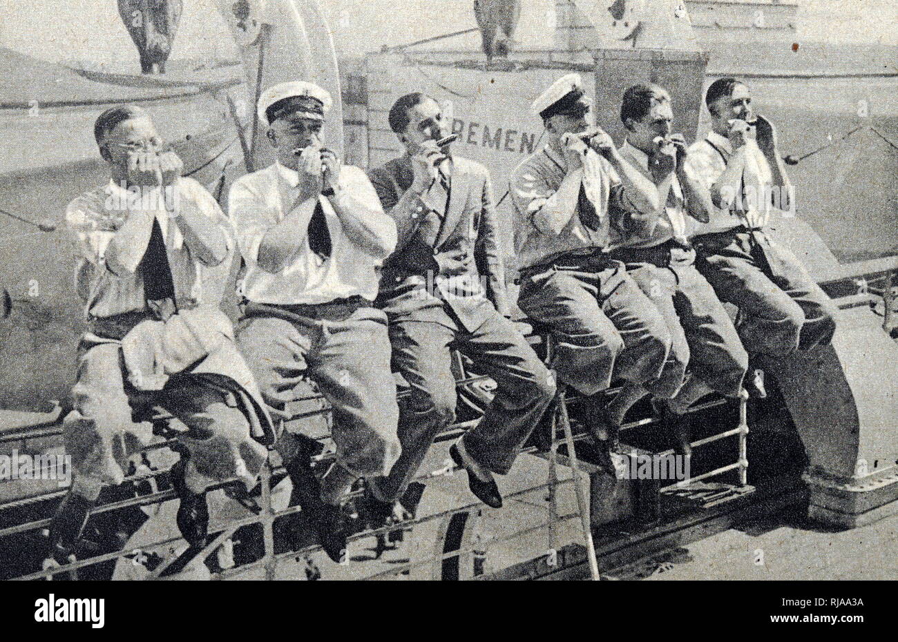 Die deutsche Wasserball Mannschaft für die Olympischen Spiele 1932 in Los Angeles sat Musik zusammen zu spielen. Vom 20. Jahrhundert Stockfoto