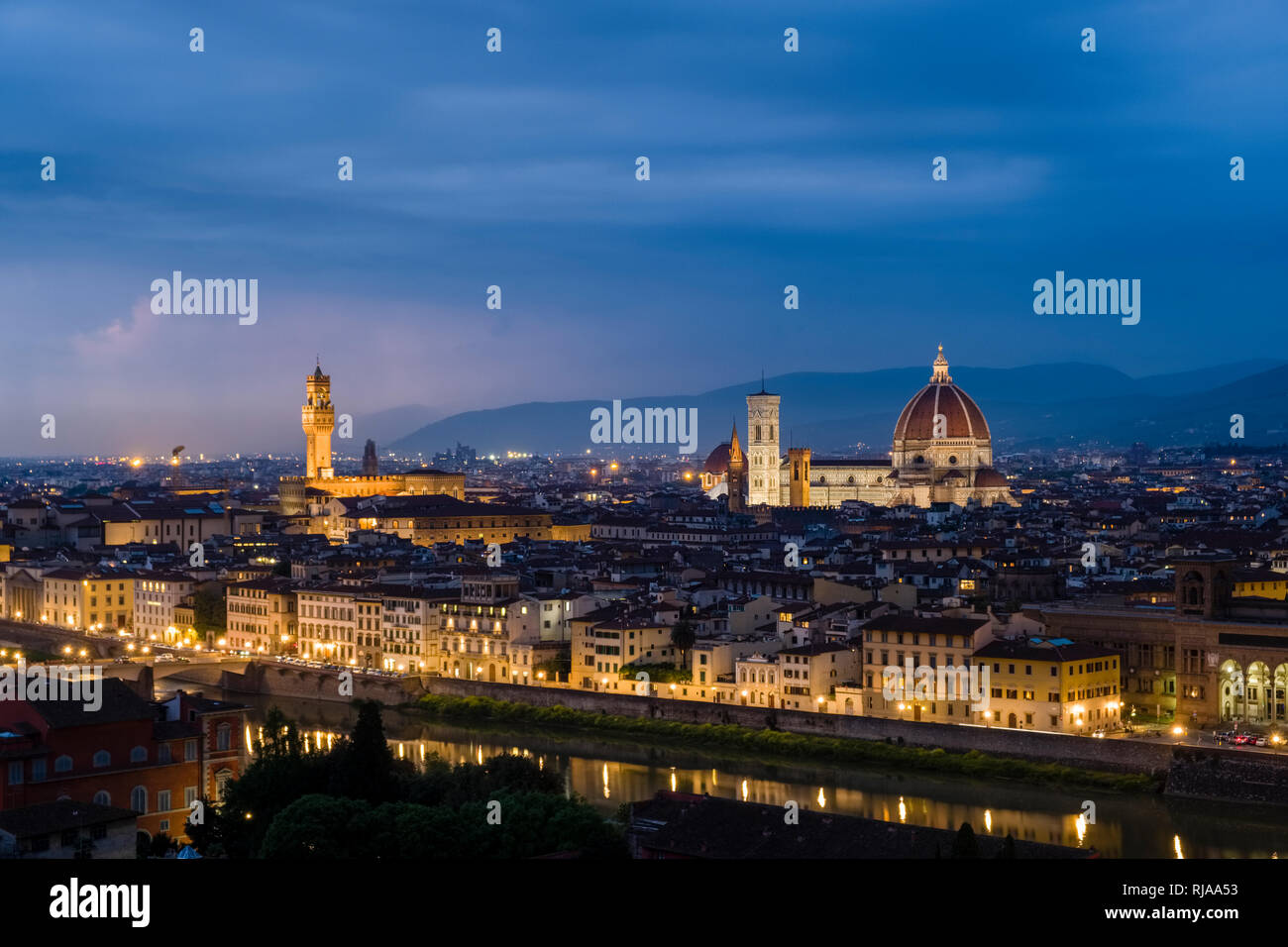 Luftaufnahme auf die beleuchtete Stadt von Piazza Michelangelo in der Nacht, den Dom und den Palazzo Vecchio stehen heraus Stockfoto