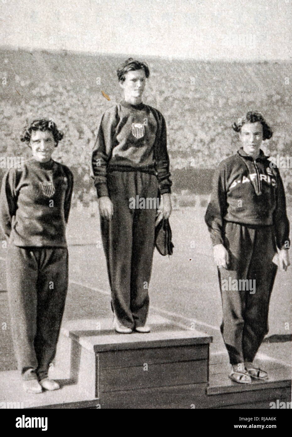 80 m Hürden Podium bei den Olympischen Spielen 1932. Mildred Ella "Babe" Didrikson Zaharias (1911-1956) nahm das Gold für die USA. Evelyne Ruth Hall (1909-1993) nahm das Silber für die USA. Marjorie Rees Clark (1909 - 1993) nahm die Bronze für Südafrika. Stockfoto