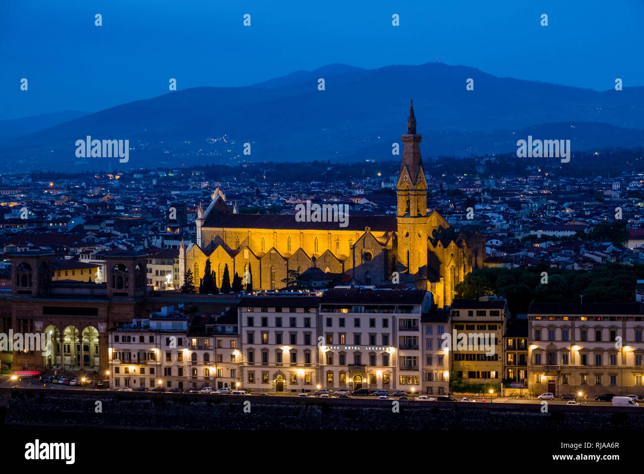 Luftaufnahme auf die beleuchtete Stadt von Piazza Michelangelo in der Nacht, die Basilika des Heiligen Kreuzes stehen heraus Stockfoto