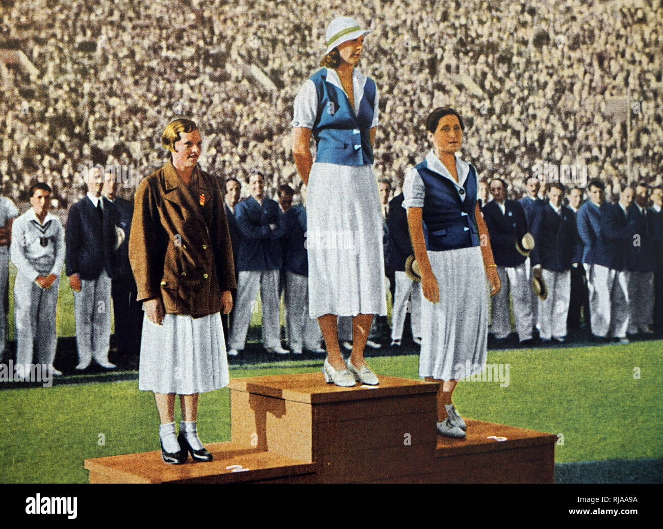 Foto (von links nach rechts) von Helene Emma Madison (1913 - 1970) aus den USA mit Willemijntje Den Ouden (1918 - 1997) aus den Niederlanden und Eleanor Saville (1909-1998) während der Olympischen Spiele 1932. Diese Frauen im 100 Meter Freistil konkurrierten, Helene Gold hat, Willy Silber nahm und Eleanor Bronze. Stockfoto