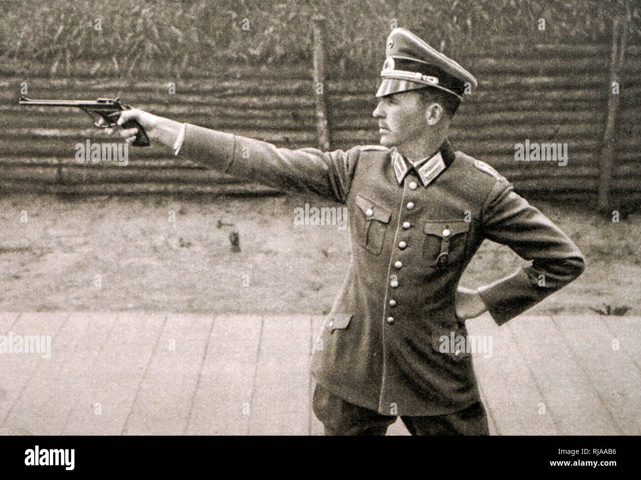 Foto von Heinrich Hax (1900 - 1969) im Jahr 1932 Olympische Spiele. Hax war ein pantathlete und Sport Shooter. Er war das Ritterkreuz des Eisernen Kreuzes mit Eichenlaub des nationalsozialistischen Deutschland. Stockfoto