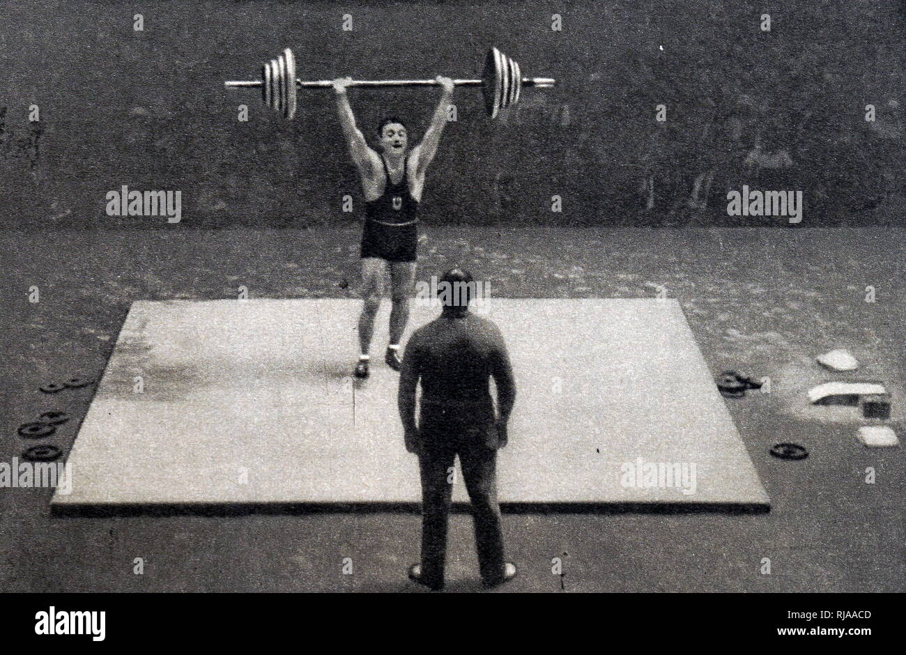 Foto von Louis Hostin (1908-1998) aus Frankreich bei den Olympischen Spielen 1932. Louis gewann Gold in der 82,5 kg Klasse im Gewichtheben. Stockfoto
