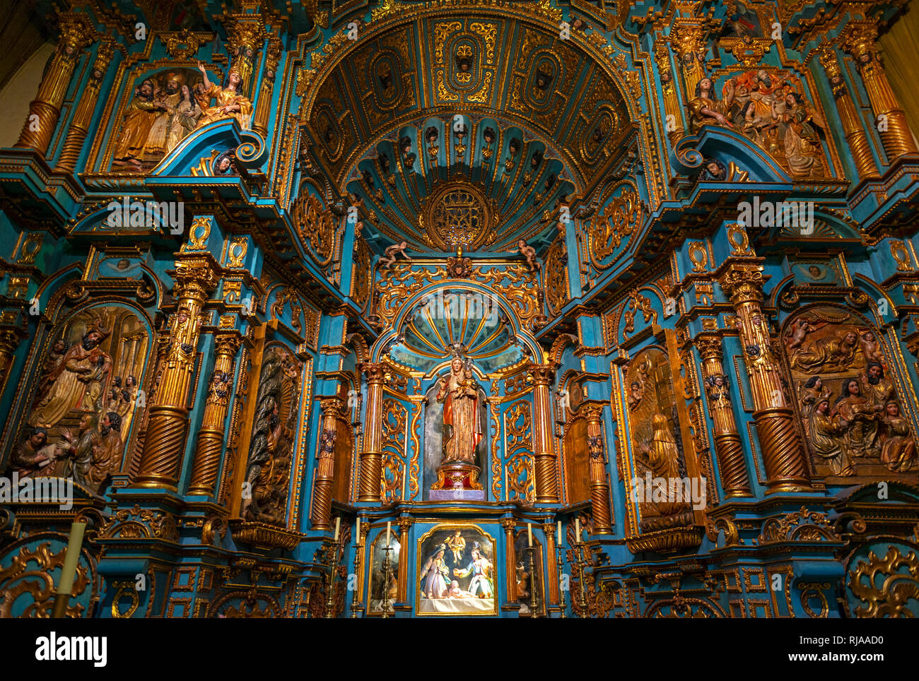 Kapelle in der Kathedrale von Lima mit der Jungfrau Maria und Baby, einen barocken Altar aus Holz (Blau und Gold Dekorationen), Lima, Peru. Stockfoto