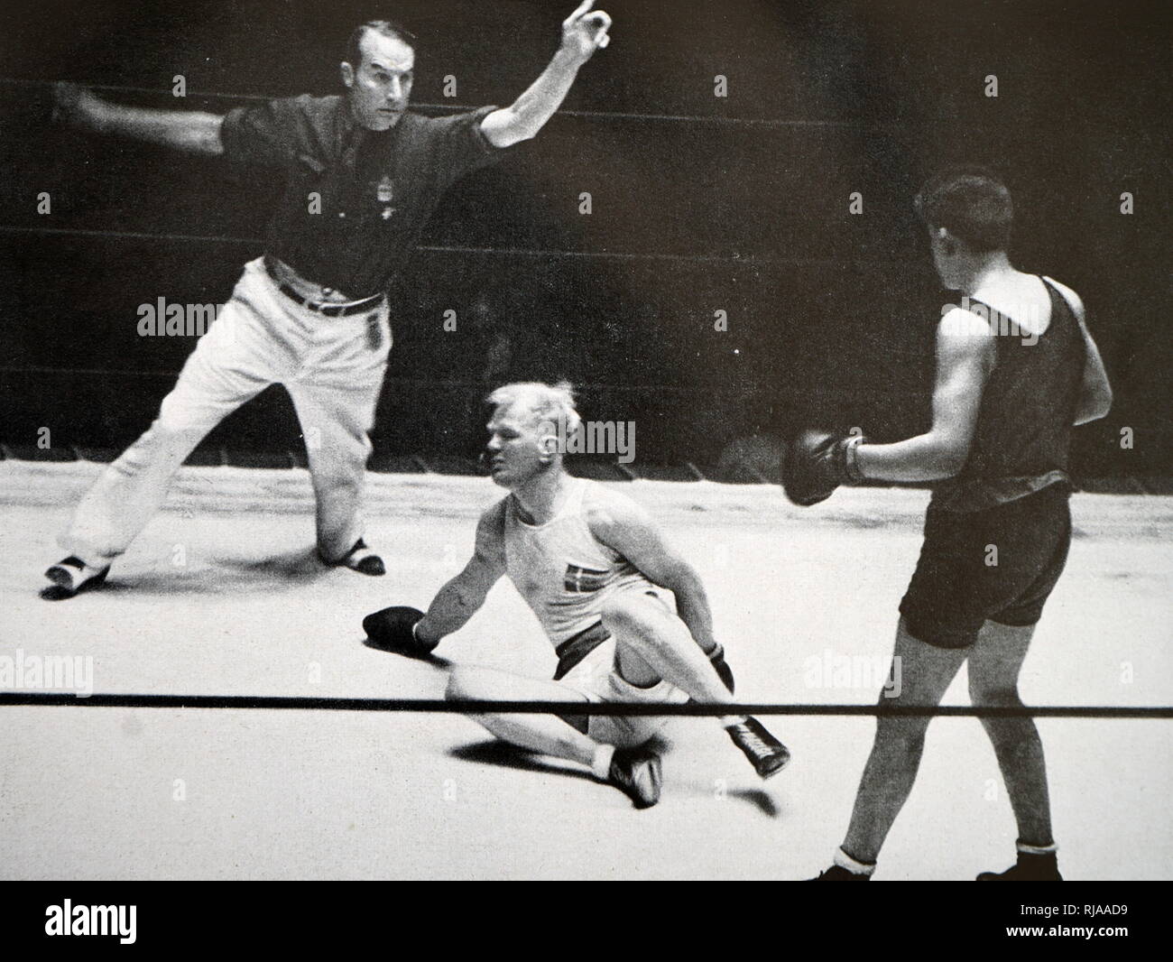 Foto: David Daniel Carstens (1914-1955) aus Südafrika kämpft Peter Oscar Jørgensen (1907 - 1992) aus Dänemark an der 1932 olympischen Spiele. David Daniel Carstens nimmt Gold im Halbschwergewicht. Stockfoto