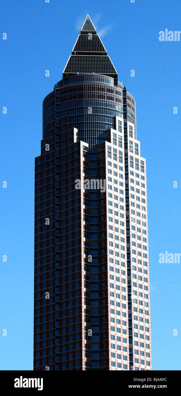 Der MesseTurm, oder Messe Tower, ein 63-stöckiges, 257 m (843 ft) [5] Wolkenkratzer in der Main Stadtteil von Frankfurt am Main, Deutschland. Es ist die zweite höchste Gebäude in Frankfurt, das zweithöchste Gebäude in Deutschland und die dritthöchste Gebäude in der Europäischen Union. Es war das höchste Gebäude in Europa von seiner Fertigstellung 1991 bis 1997. Der MesseTurm ist in der Nähe von der Frankfurter Messe entfernt. Helmut Jahn entworfen Der MesseTurm in postmoderner Architektur. Stockfoto