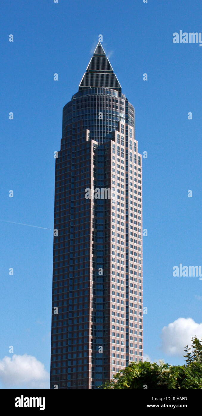 Der MesseTurm, oder Messe Tower, ein 63-stöckiges, 257 m (843 ft) [5] Wolkenkratzer in der Main Stadtteil von Frankfurt am Main, Deutschland. Es ist die zweite höchste Gebäude in Frankfurt, das zweithöchste Gebäude in Deutschland und die dritthöchste Gebäude in der Europäischen Union. Es war das höchste Gebäude in Europa von seiner Fertigstellung 1991 bis 1997. Der MesseTurm ist in der Nähe von der Frankfurter Messe entfernt. Helmut Jahn entworfen Der MesseTurm in postmoderner Architektur. Stockfoto