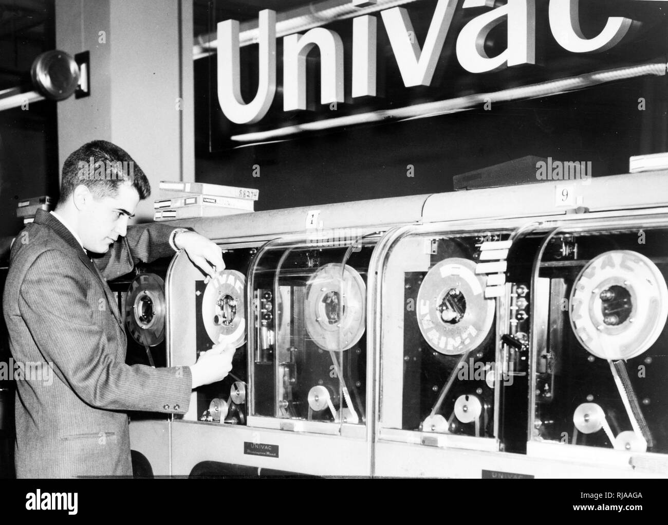 UNIVAC (Universal Automatic Computer) durch die Eckert und Mauchly Computer Corporation. Die BINAC, Eckert und Mauchly Computer Corporation gebaut, war die erste allgemeine Computer für den gewerblichen Einsatz. Die Nachkommen der später UNIVAC 1107 bis heute als Produkte des Unternehmens Unisys. Das berühmteste Produkt war der UNIVAC UNIVAC I Mainframe Computer von 1951, die für die Vorhersage der Ausgang der US-Präsidentschaftswahl im folgenden Jahr bekannt wurde. Stockfoto
