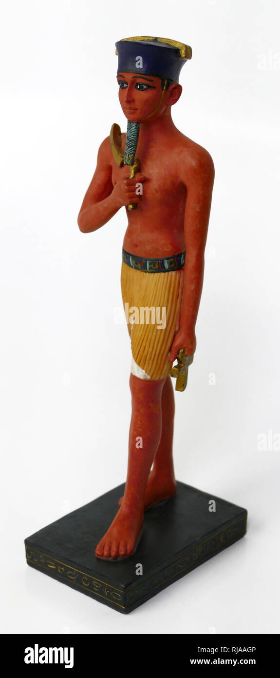 Moderne Replik Statuette des Pharao Tutanchamun. Dieser ägyptischen König der 18. Dynastie (regierte C. 1332 - 1323 v. Chr.), während der Zeit der ägyptischen Geschichte als das neue Königreich oder manchmal das Neue Empire Periode bekannt. Er hat seit der Entdeckung seiner intakten Grab, umgangssprachlich als King Tut. Sein ursprünglicher Name, Tutankhaten, bedeutet "lebendiges Bild von Aten', während Tutanchamun bedeutet "lebendiges Abbild des Amun" Stockfoto