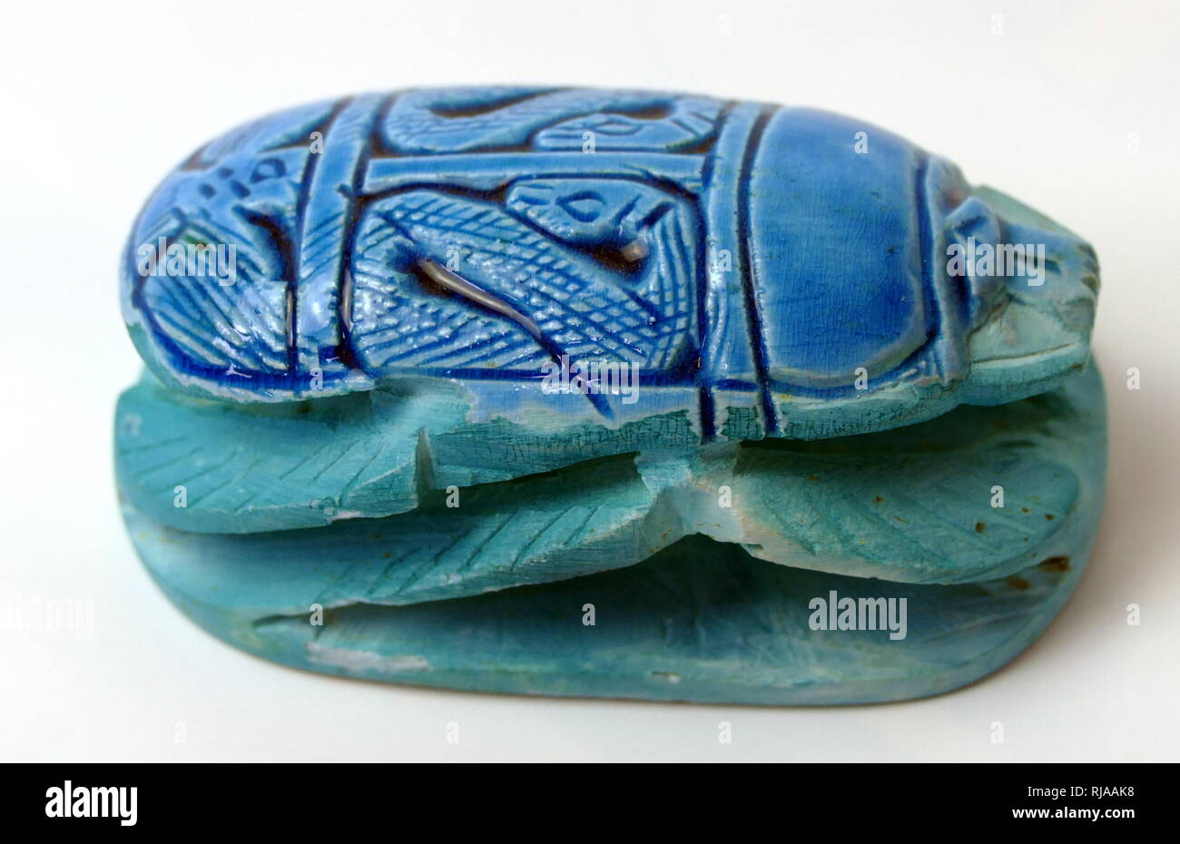 Moderne Kopie eine blaue Skarabäus Käfer Abbildung, verwendet, Amulette und Eindruck Dichtungen im Alten Ägypten. Sie überleben in großer Zahl und durch ihre Inschriften und Typologie, die religiöse Bedeutung des ägyptischen Gottes Khepri. amulette verbunden in Form von skarabäus Käfer hatte enorm populär im alten Ägypten, die von den frühen Mittleren Reiches (ca. geworden 2000 BCE) und blieb für den Rest der pharaonischen Zeit und darüber hinaus. Stockfoto