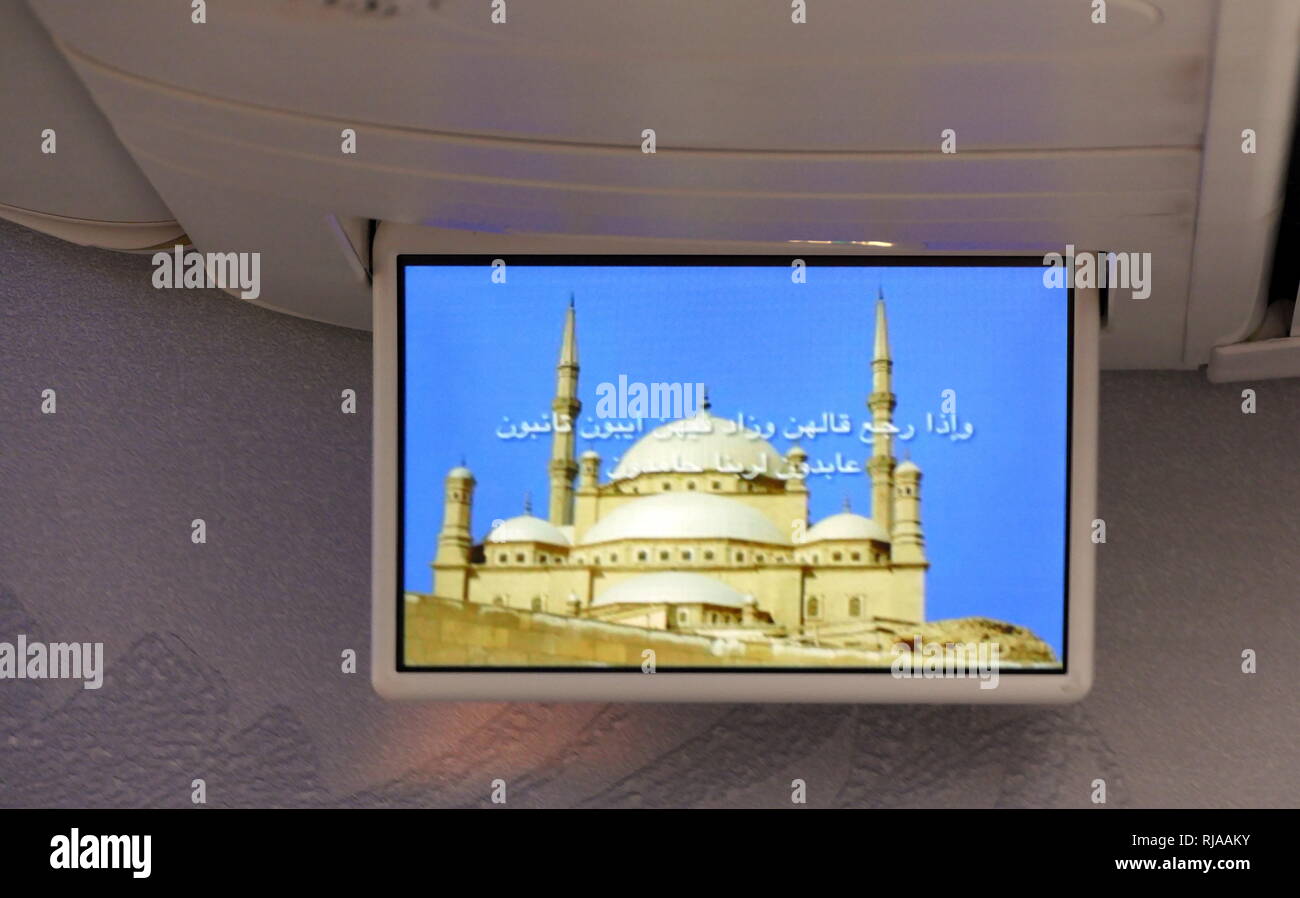 Einklappbare Bildschirm mit In-flight Display von einem Gebet aus einem Egypt Air Flugzeug zeigt die Alabaster Moschee Kairo Stockfoto