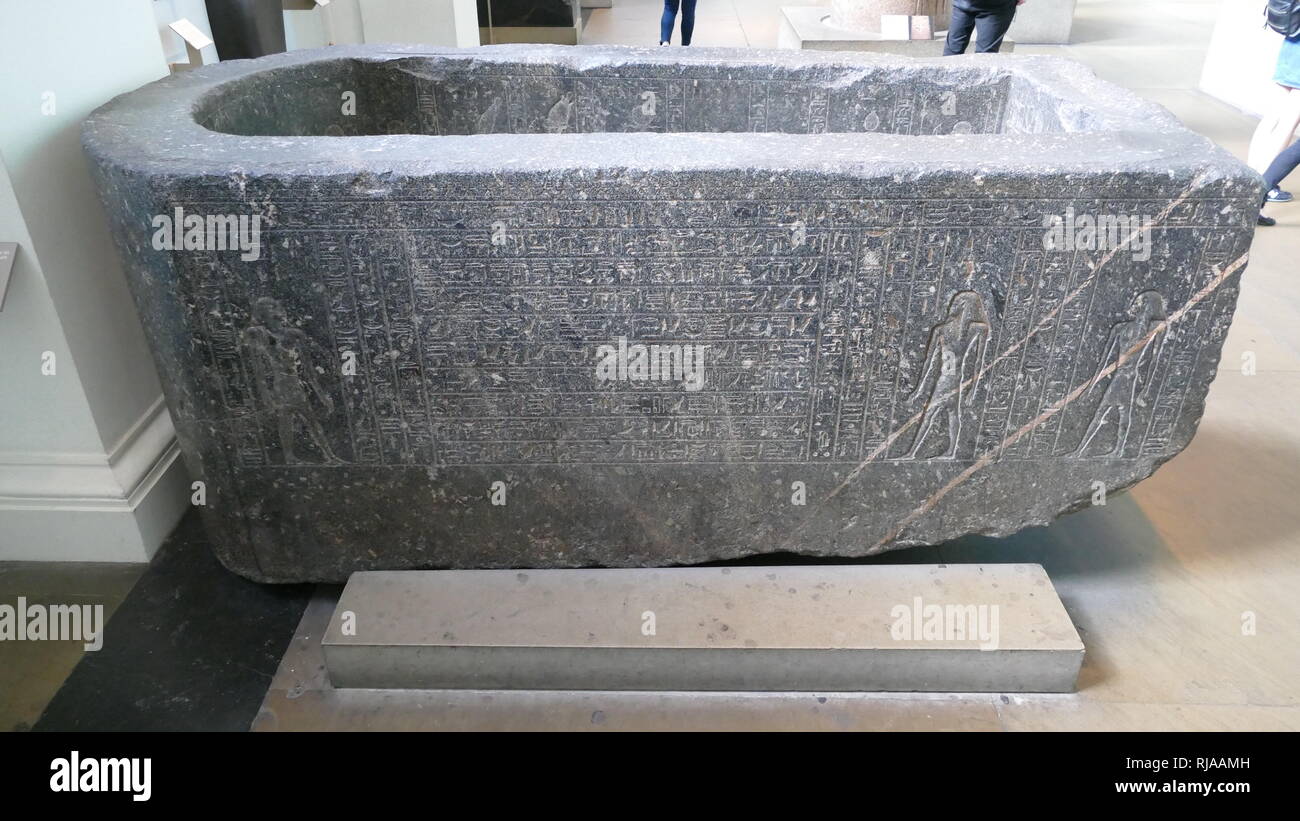 Sarkophag des Hapmen, ein hoher Beamter, mit Relief Zahlen inkl. Isis, Nephthys, Söhne des Horus, Anubis verschönert. 26. Dynastie; 600 v. Chr.. Grauer Granit Stockfoto