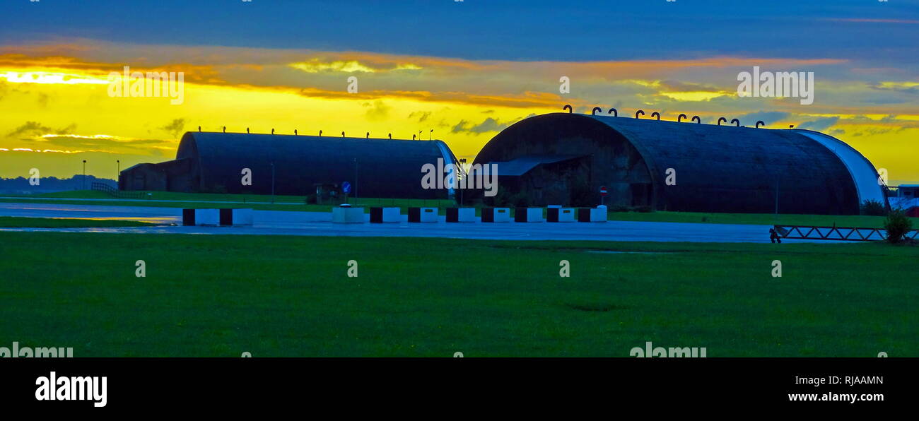 Verstärkter harte Haltung von Flugzeugen Tierheim bei Sonnenuntergang, an RAF, Upper Heyford war ein USAF und Royal Air Force Base in der Nähe von Bicester in der Nähe des Dorfes Upper Heyford, Oxfordshire, England. Die Station wurde erstmals von der Royal Flying Corps im Jahre 1916 verwendet, aber nicht für das Fliegen bis Juli 1918 von der Royal Air Force in Gebrauch genommen. Während der Zwischenkriegszeit und während des Zweiten Weltkriegs bis 1950 Upper Heyford war vor allem als Ausbildungsstätte genutzt. Während des Kalten Krieges, Upper Heyford diente zunächst als Basis für die United States Air Force Strategic Air Command (SAC) strategische Bomber und Stockfoto