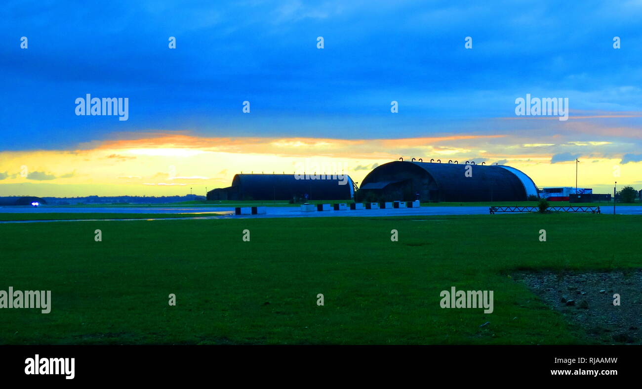 Verstärkter harte Haltung von Flugzeugen Tierheim bei Sonnenuntergang, an RAF, Upper Heyford war ein USAF und Royal Air Force Base in der Nähe von Bicester in der Nähe des Dorfes Upper Heyford, Oxfordshire, England. Die Station wurde erstmals von der Royal Flying Corps im Jahre 1916 verwendet, aber nicht für das Fliegen bis Juli 1918 von der Royal Air Force in Gebrauch genommen. Während der Zwischenkriegszeit und während des Zweiten Weltkriegs bis 1950 Upper Heyford war vor allem als Ausbildungsstätte genutzt. Während des Kalten Krieges, Upper Heyford diente zunächst als Basis für die United States Air Force Strategic Air Command (SAC) strategische Bomber und Stockfoto