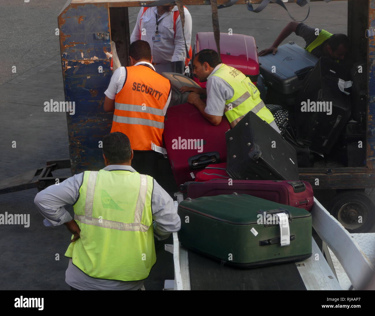 Security Checks auf Gepäck, wie es zu einem Flugzeug, in Kairo, Ägypten, an Bord ist. 2018 Stockfoto