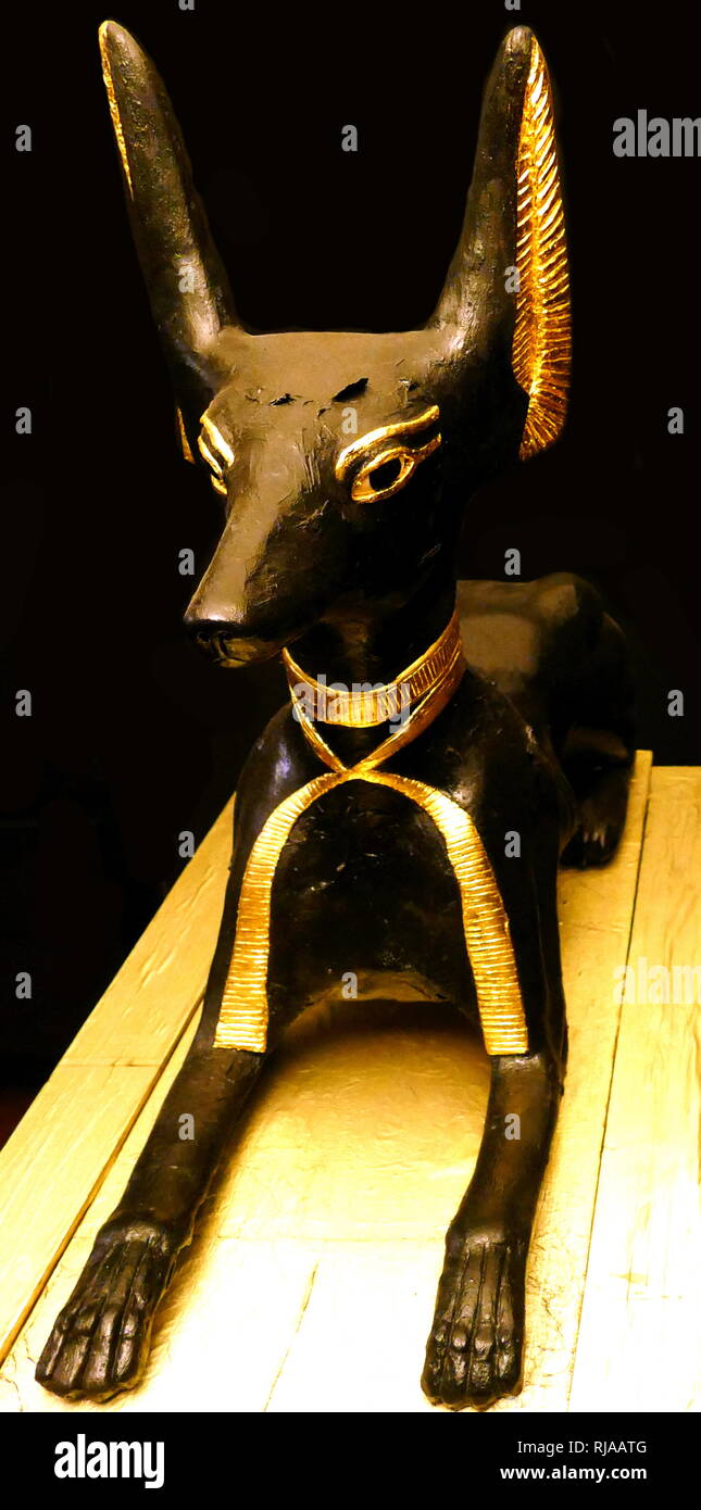 Wiederaufbau des Anubis Schrein; Teil der Götter das Grab von Tut-ench-Amun; (18. Dynastie, Neues Reich). Das Grab (KV 62) war fast unversehrt am 4. November 1922 im Tal der Könige in Theben entdeckt von Howard Carter. Heute ist das Objekt eine Ausstellung im Ägyptischen Museum in Kairo. Die Statue von Anubis, in tierischer Form dargestellt zeigt ein Schakal liegen auf dem Schrein aus Holz, mit schwarzer Farbe und Blattgold überzogen ist. Die Anubis Schrein wurde in der grabkunst Prozession der Pharao verwendet und schließlich vor dem Kanopenkasten im Store Zimmer gestellt. Dies und die Ausrichtung der t Stockfoto