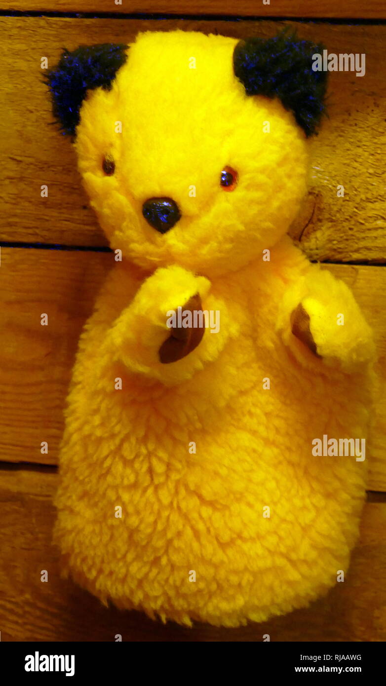 Ruß ist eine fiktive tragen in Form eines Handschuhs Marionette, der nicht sprechen (aber sagte zu "Flüstern") und erscheint im britischen Fernsehen, auf der Bühne, im Film und in Comics. Er wurde von der Puppenspieler und Zauberer Harry Corbett 1948 erstellt Stockfoto