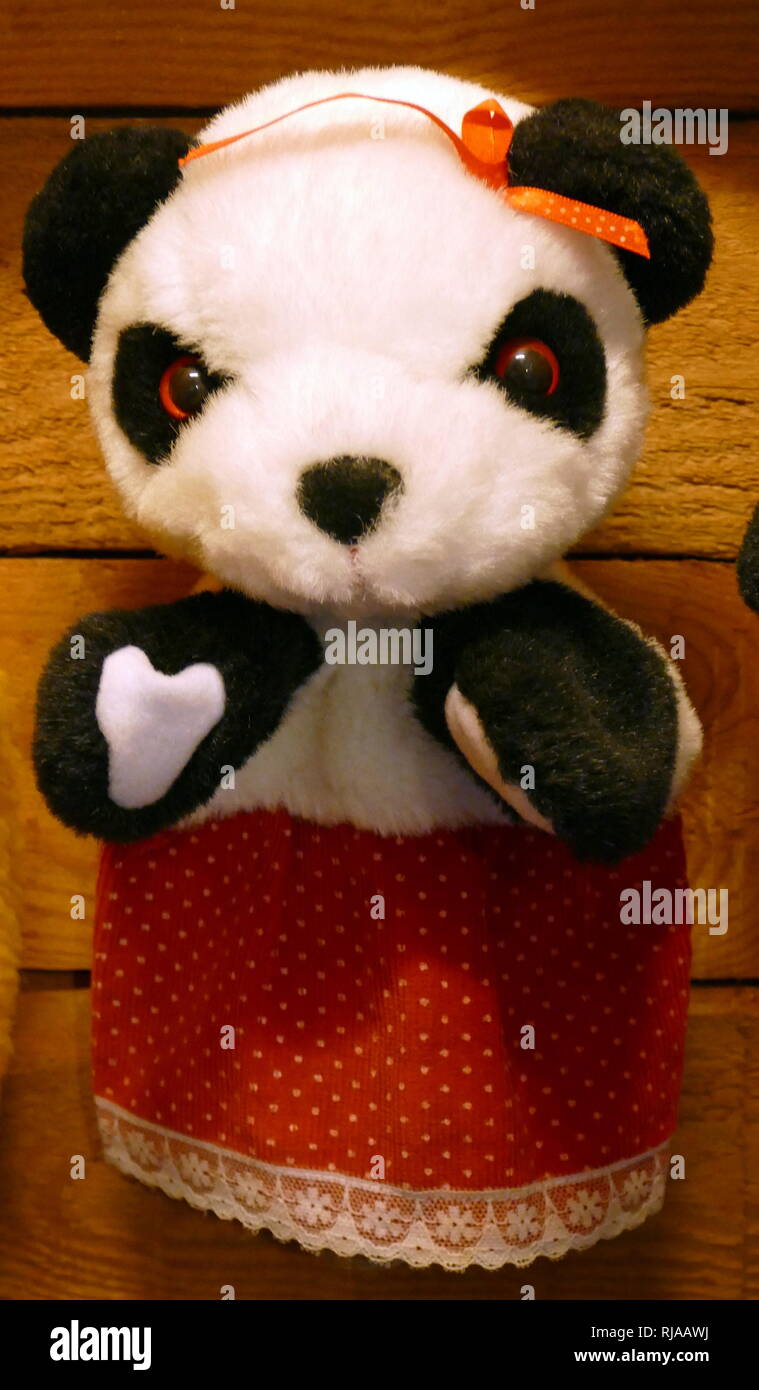 Soo, ein ruhig und weibliche Panda mit einem normalen menschlichen Stimme, der als Folie für beide Rußig und Sweep fungiert. Ruß ist eine fiktive tragen in Form eines Handschuhs Marionette, der nicht sprechen (aber sagte zu "Flüstern") und erscheint im britischen Fernsehen, auf der Bühne, im Film und in Comics. Er wurde von der Puppenspieler und Zauberer Harry Corbett 1949 erstellt Stockfoto