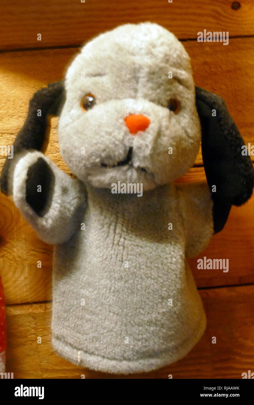 Sweep - ein grauer Rüde mit einer Vorliebe für Knochen und Würstchen, der als Folie für beide Soo und Schleife fungiert. Ruß ist eine fiktive tragen in Form eines Handschuhs Marionette, der nicht sprechen (aber sagte zu "Flüstern") und erscheint im britischen Fernsehen, auf der Bühne, im Film und in Comics. Er wurde von der Puppenspieler und Zauberer Harry Corbett 1949 erstellt Stockfoto