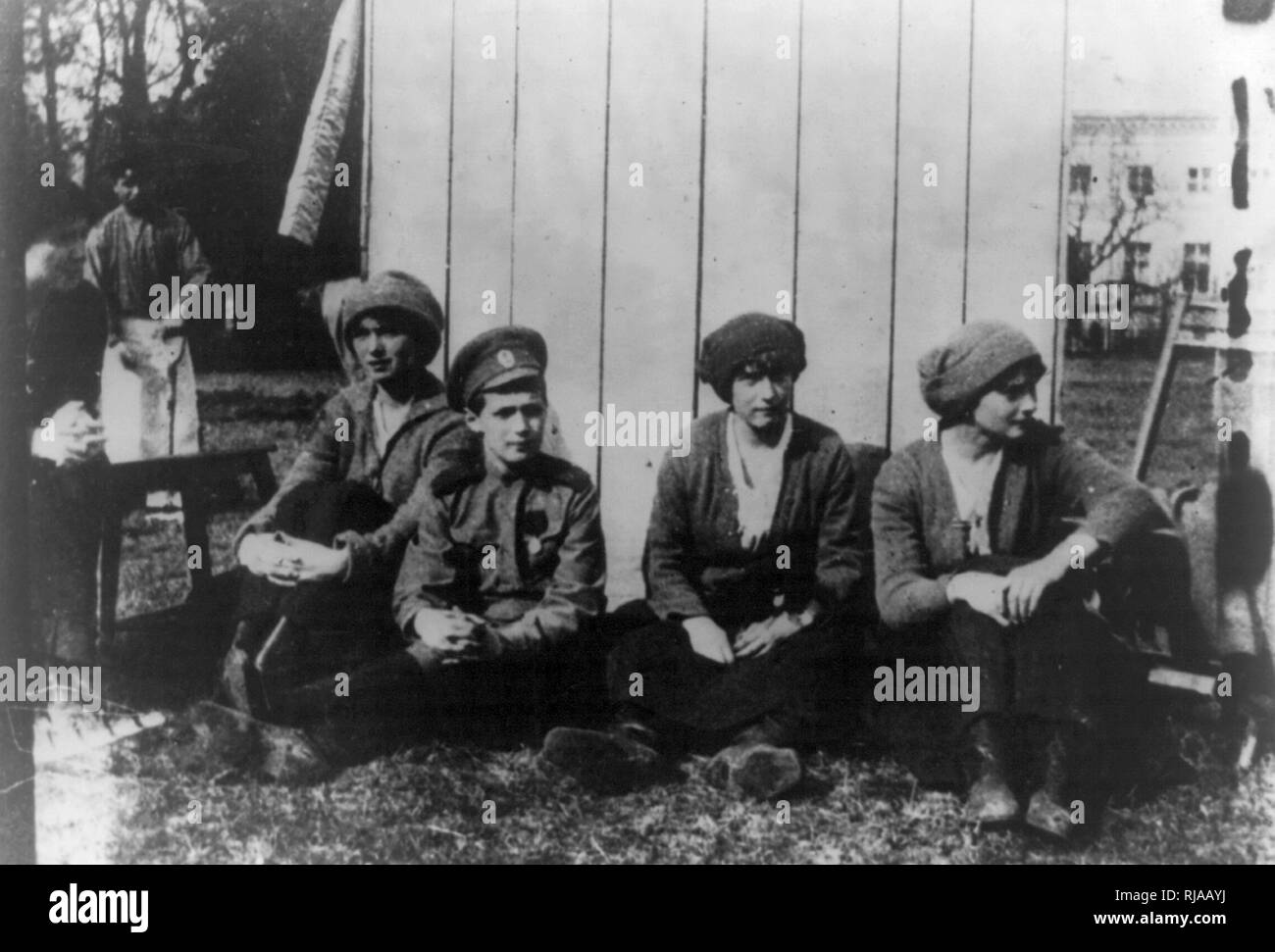 Romanov Kinder im Garten in Zarskoje Selo, die während ihrer Gefangenschaft in 1917. Links nach Rechts; Olga, Alexis, Anastasia und Tatiana. Stockfoto