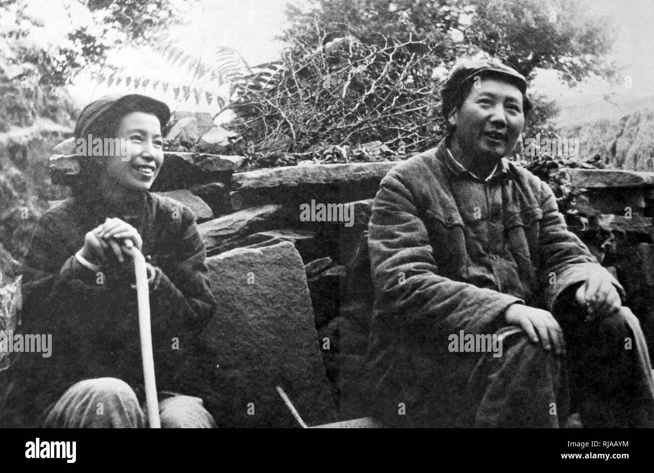 Mao Zedong und Jian Qing in Yenan, China 1936. Mao Zedong (1893 - 1976) Chinesische Kommunistische Revolutionäre und Gründervater der Volksrepublik China auf dem langen Marsch in den Höhlen von yenan im Jahre 1936. Jiang Qing (1914 - 1991), bekannt als Madame Mao, war eine chinesische Kommunistische Revolutionäre, chinesische Schauspielerin, und bedeutende politische Figur während der Kulturrevolution (1966 - 76). Stockfoto