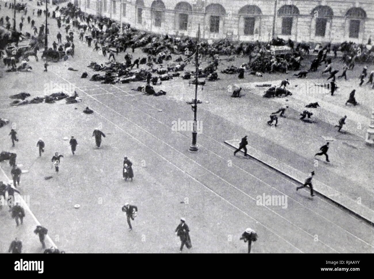 Foto, Menschen für Sicherheit während eines shooting Episode in einer Petersburger Straße läuft. Russische Revolution, St. Petersburg, 1917 Stockfoto