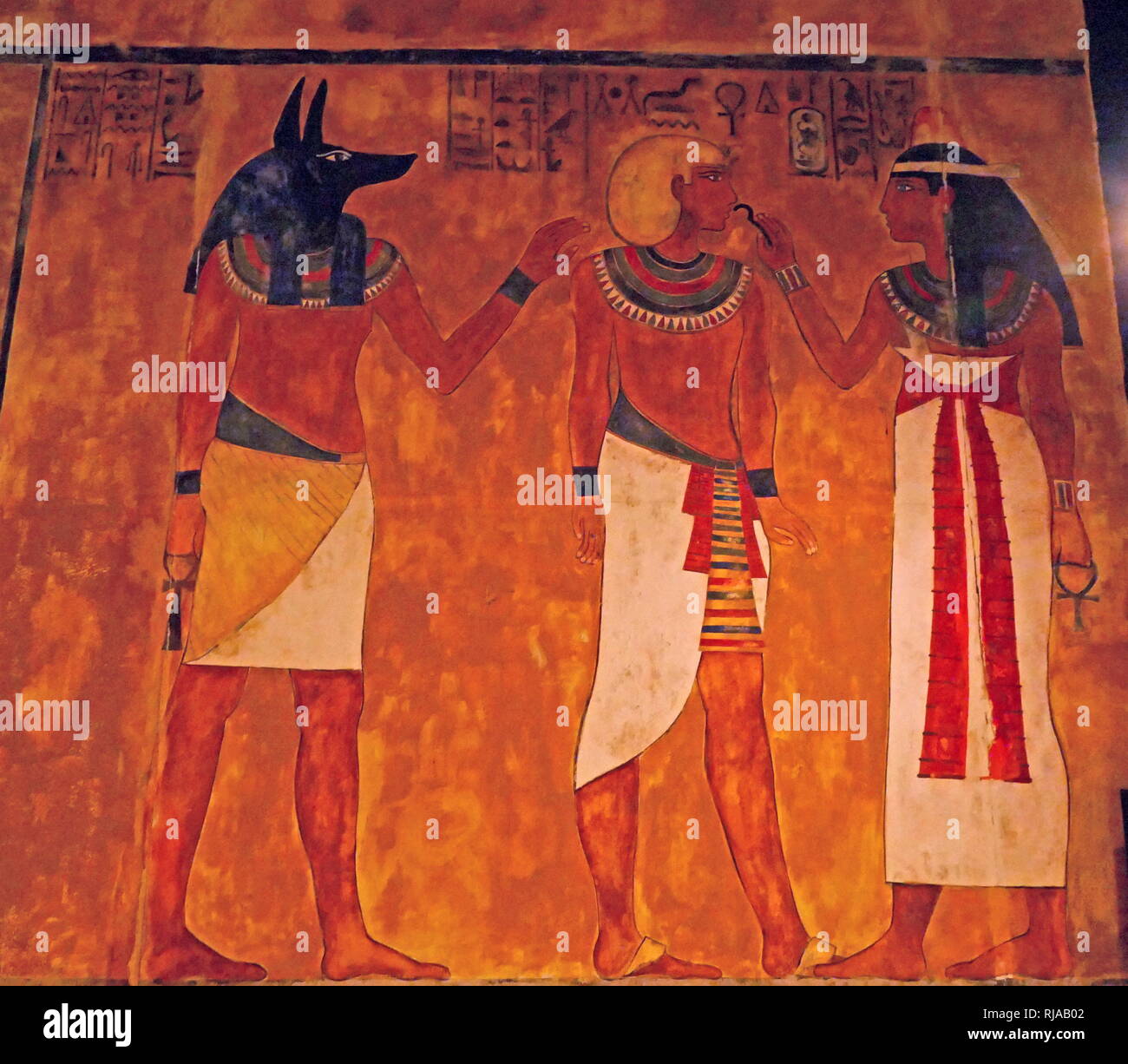 Wiederaufbau der Mauer um das Grab von tutenkamen; 18. Dynastie alten ägyptischen Pharao. Zeigt Anubis Vorbereitung der König für das Leben nach dem Tod. Tut-ench-Amun (regierte 1332-1323 v. Chr.). Es wurde von Howard Carter im Jahre 1925 im Grab KV 62 entdeckt und ist jetzt im Ägyptischen Museum in Kairo untergebracht Stockfoto
