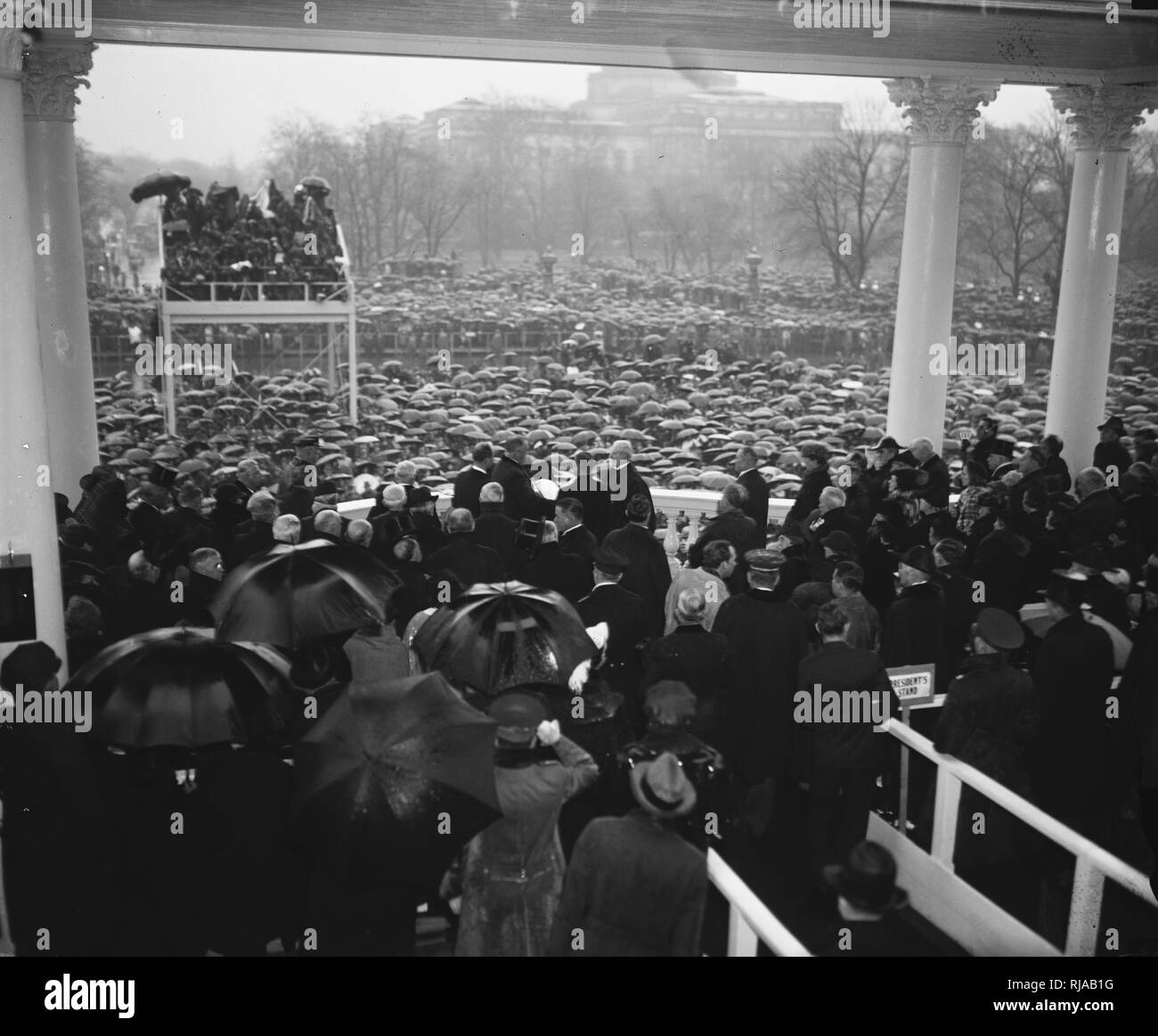 Franklin Roosevelt nimmt den Amtseid als Präsidenten der Vereinigten Staaten im Jahr 1937. Charles Evans Hughes (1862 - 1948) Gericht-oberrichter den Eid verwaltet Stockfoto