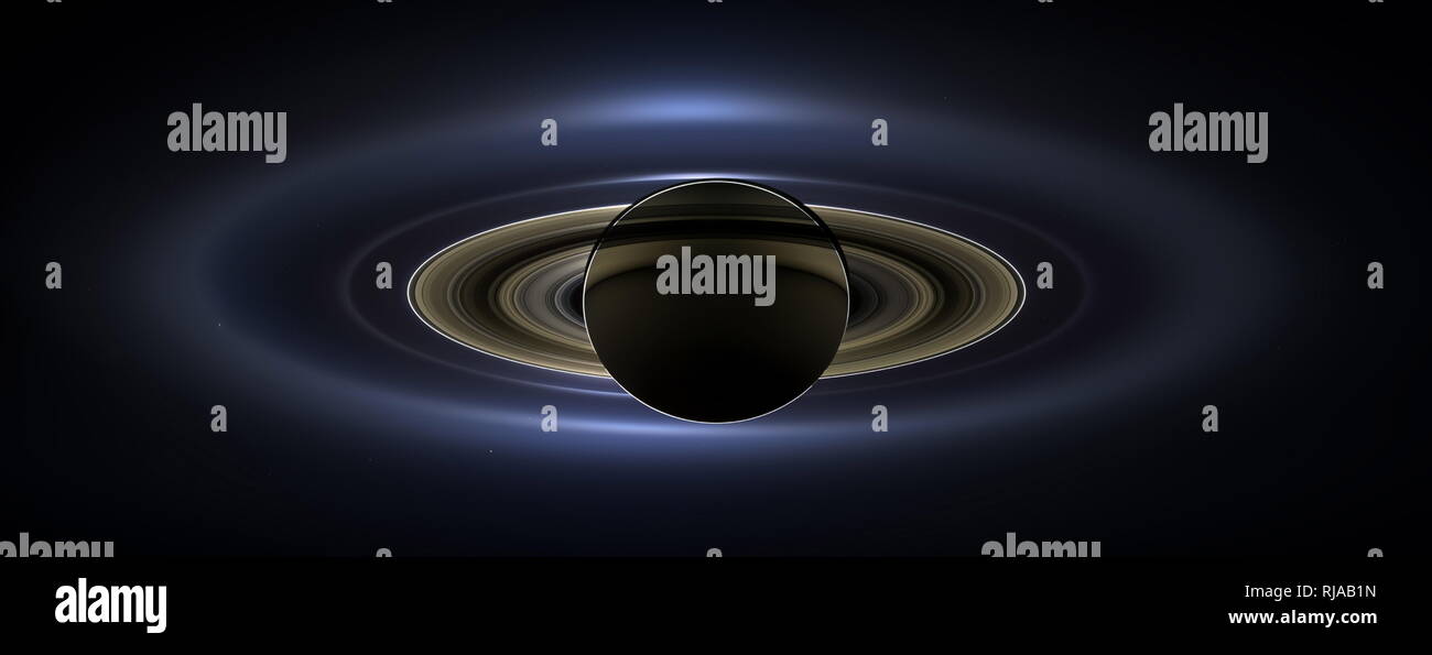 Juli 19, 2013 die Raumsonde Cassini rutschte in Saturns Schatten und wandte sich dem Planeten, sieben seiner Monde, seine inneren Ringe Bild und Masse. Mit leistungsstarken und potenziell schädlichen Strahlen der Sonne von Saturn, Cassini die On-Board-Kameras untergegangen war in der Lage, dieses einzigartige anzeigen Geometrie zu nehmen. Sie erwarb einen Panoramablick auf das Mosaik der Saturn System, mit dem die Wissenschaftler Details in die Ringe zu sehen und im gesamten System, wie sie von der Sonne hinterleuchtet werden. Stockfoto