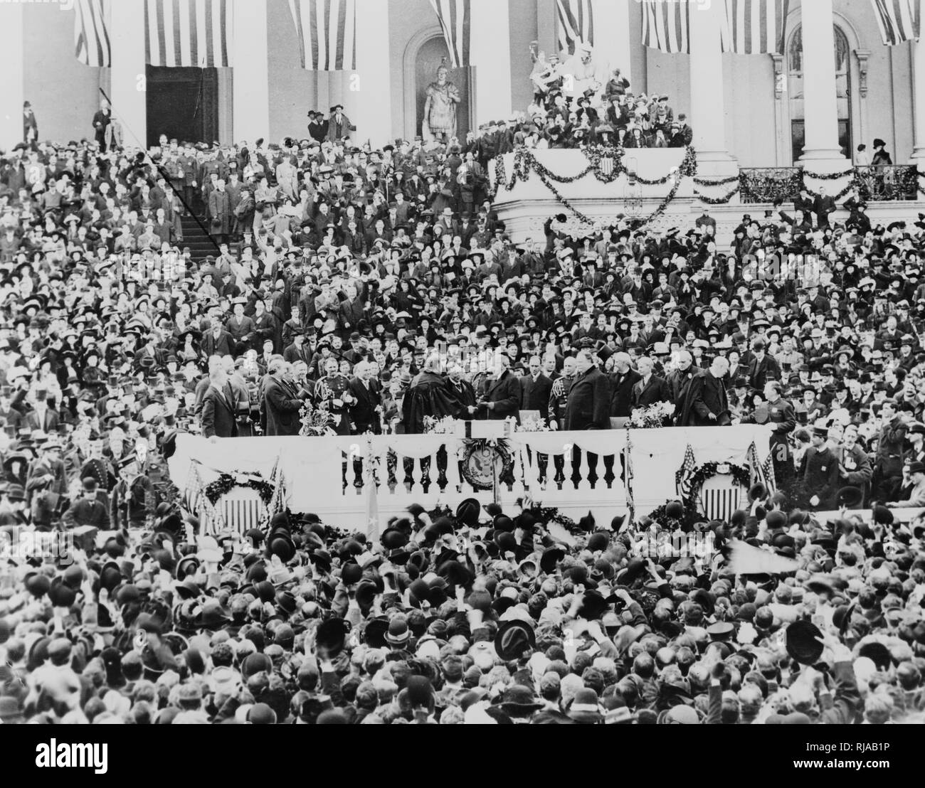 1913, Edward D. Weiß, die Verwaltung der amtseid von US-Präsident Woodrow Wilson. Stockfoto