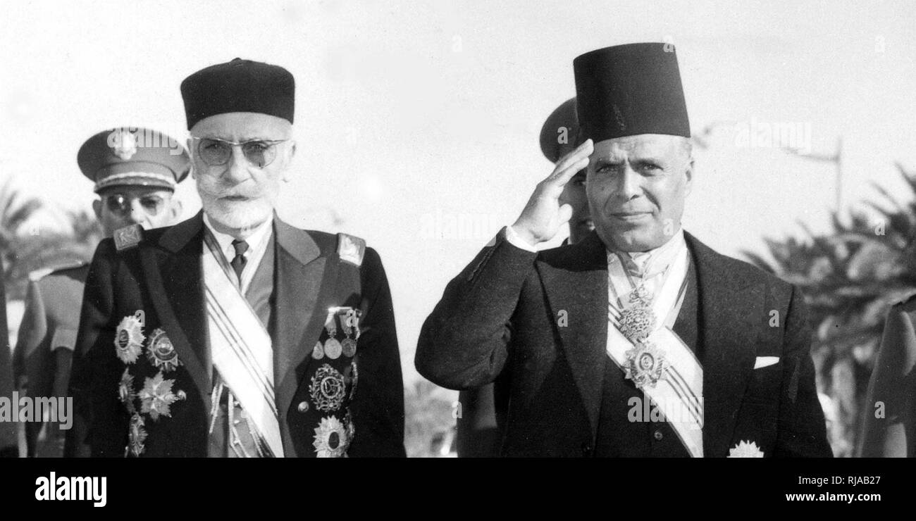 Muhammad VIII al-Amin (links) letzte Bey (König) von Tunesien mit Habib Bourguiba 1957. Bourguiba Habib Ben Ali (1903 - 2000); Tunesischer Rechtsanwalt, nationalistischen Führer und Staatsmann, der als Führer des Landes von der Unabhängigkeit 1956 bis 1987 gedient. Er diente als der zweite Premierminister des Königreichs Tunesien vor der Verkündigung der Tunesischen Republik 1957 Stockfoto