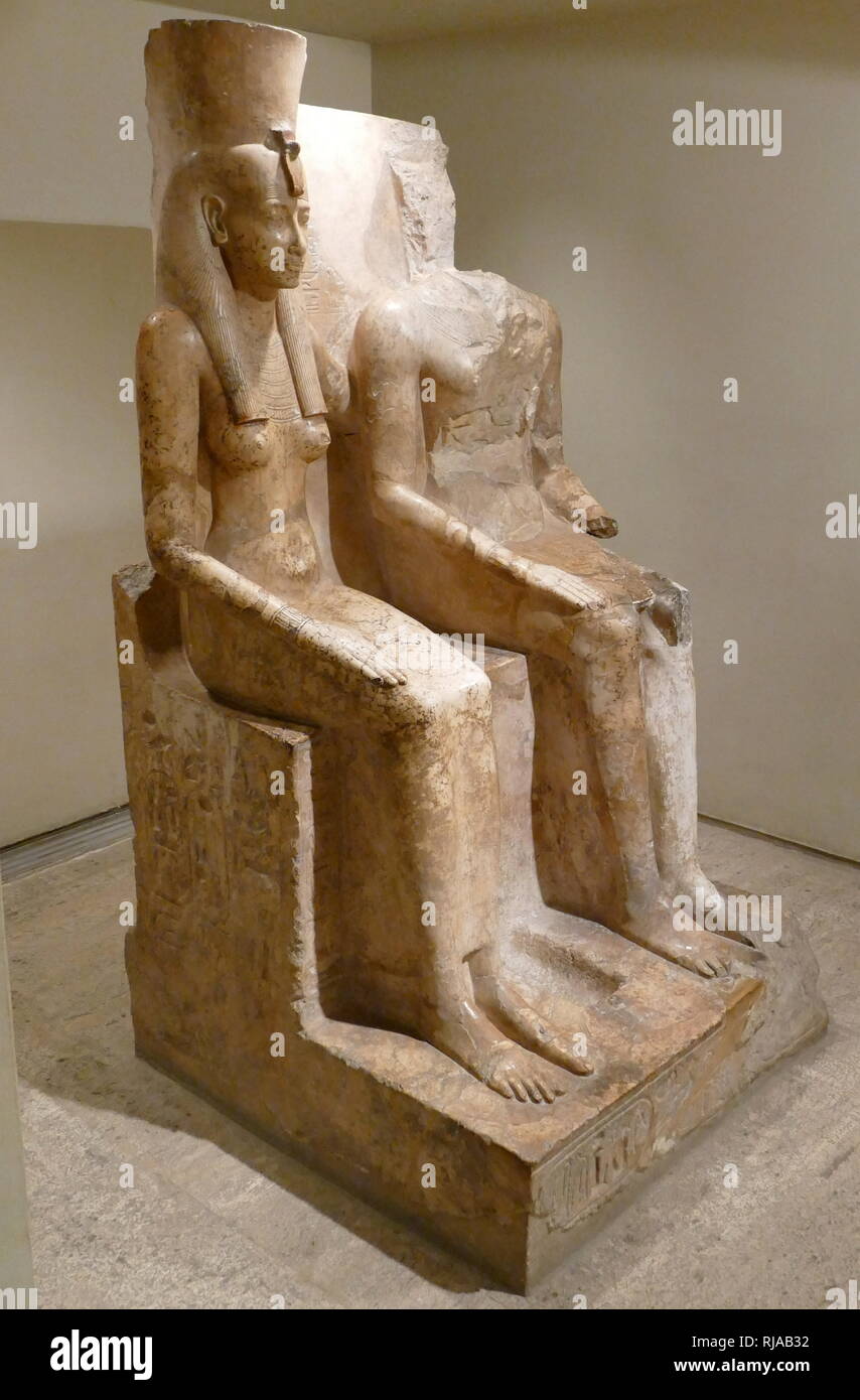 Statue der Göttin Mut und der Gott Amun. XIX Dynastie, Herrschaft von Ramses II. Ca. 1290-1224 v. Chr.; Mut war die Mutter Göttin von Theben. Amun war einer der acht alten ägyptischen Götter, die die Ogdoad von Hermopolis gebildet. Er war der Gott der Luft. Während der Zwölften Dynastie (Mittleres Reich) Amun in Theben angenommen wurde, als der König der Götter mit Mut als seine Gemahlin Stockfoto