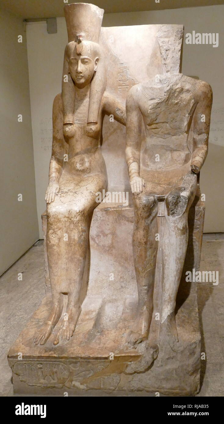 Statue der Göttin Mut und der Gott Amun. XIX Dynastie, Herrschaft von Ramses II. Ca. 1290-1224 v. Chr.; Mut war die Mutter Göttin von Theben. Amun war einer der acht alten ägyptischen Götter, die die Ogdoad von Hermopolis gebildet. Er war der Gott der Luft. Während der Zwölften Dynastie (Mittleres Reich) Amun in Theben angenommen wurde, als der König der Götter mit Mut als seine Gemahlin Stockfoto