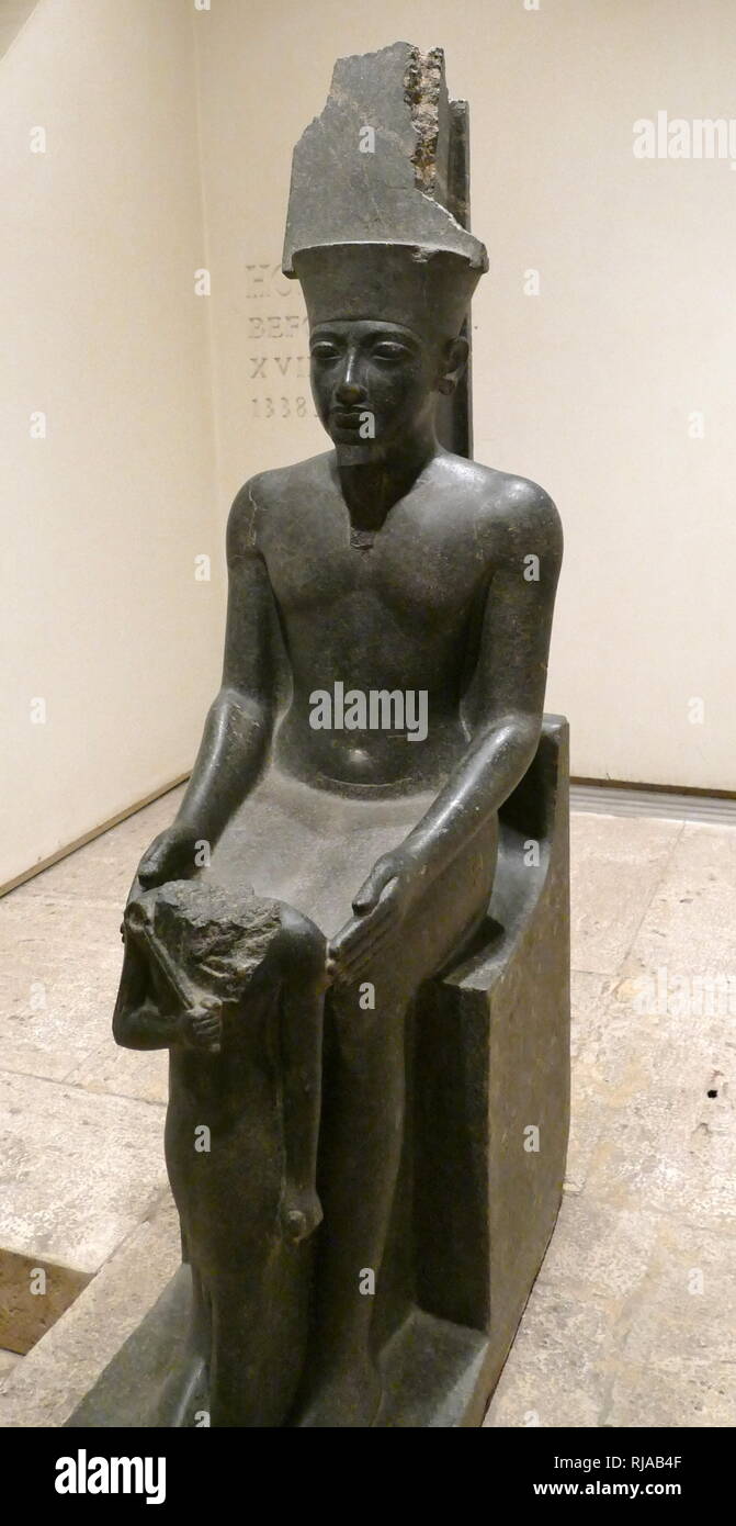Statue des Amun mit haremhab vor ihm. 18. Dynastie, Ägyptische. Amun war einer der acht alten ägyptischen Götter, die die Ogdoad von Hermopolis gebildet. Er war der Gott der Luft. Haremhab regierte 14 Jahre lang, zwischen 1319 v. Chr. und 1292 v. Chr. Stockfoto