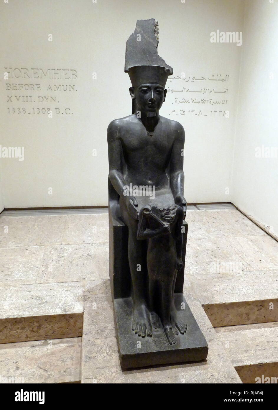 Statue des Amun mit haremhab vor ihm. 18. Dynastie, Ägyptische. Amun war einer der acht alten ägyptischen Götter, die die Ogdoad von Hermopolis gebildet. Er war der Gott der Luft. Haremhab regierte 14 Jahre lang, zwischen 1319 v. Chr. und 1292 v. Chr. Stockfoto