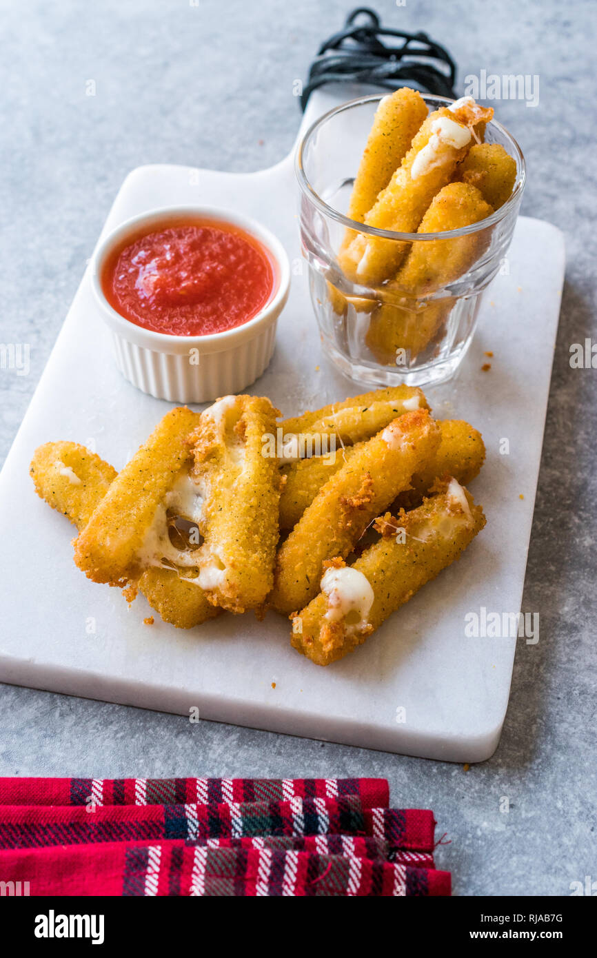 Panierte Gebratene Mozzarella Sticks Mit Ketchup Sosse Hausgemachte Fast Food Stockfotografie Alamy Panierte Gebratene Mozzarella Sticks Mit Ketchup Sosse Hausgemachte Fast Food Stockfotografie Alamy