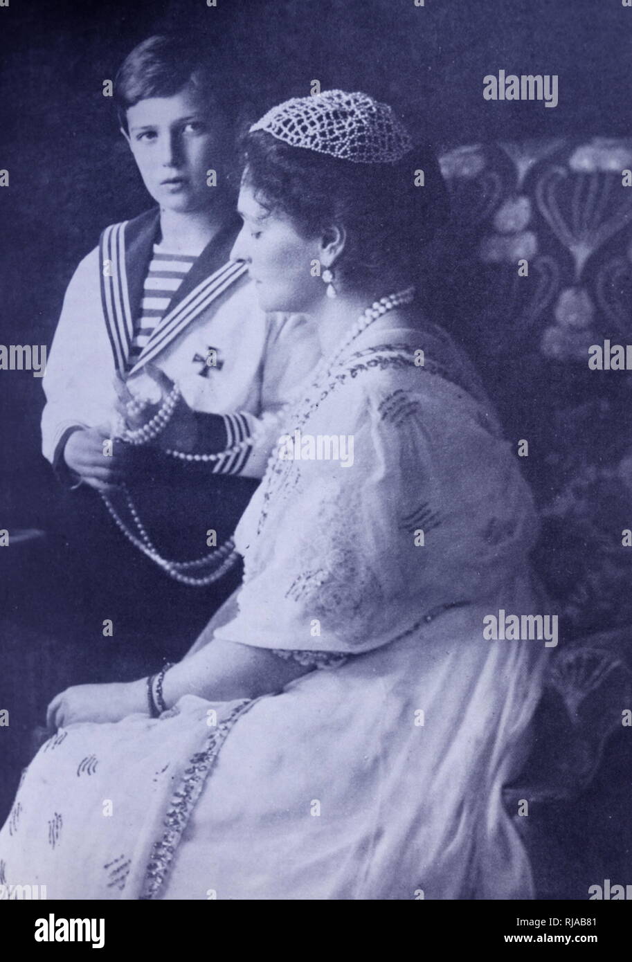 Alexej Nikolaevich (1904 - 1918); Tsarevich, Thronfolger auf den Thron des russischen Reiches, 8 mit seiner Mutter Kaiserin Alexandra im Alter. Stockfoto