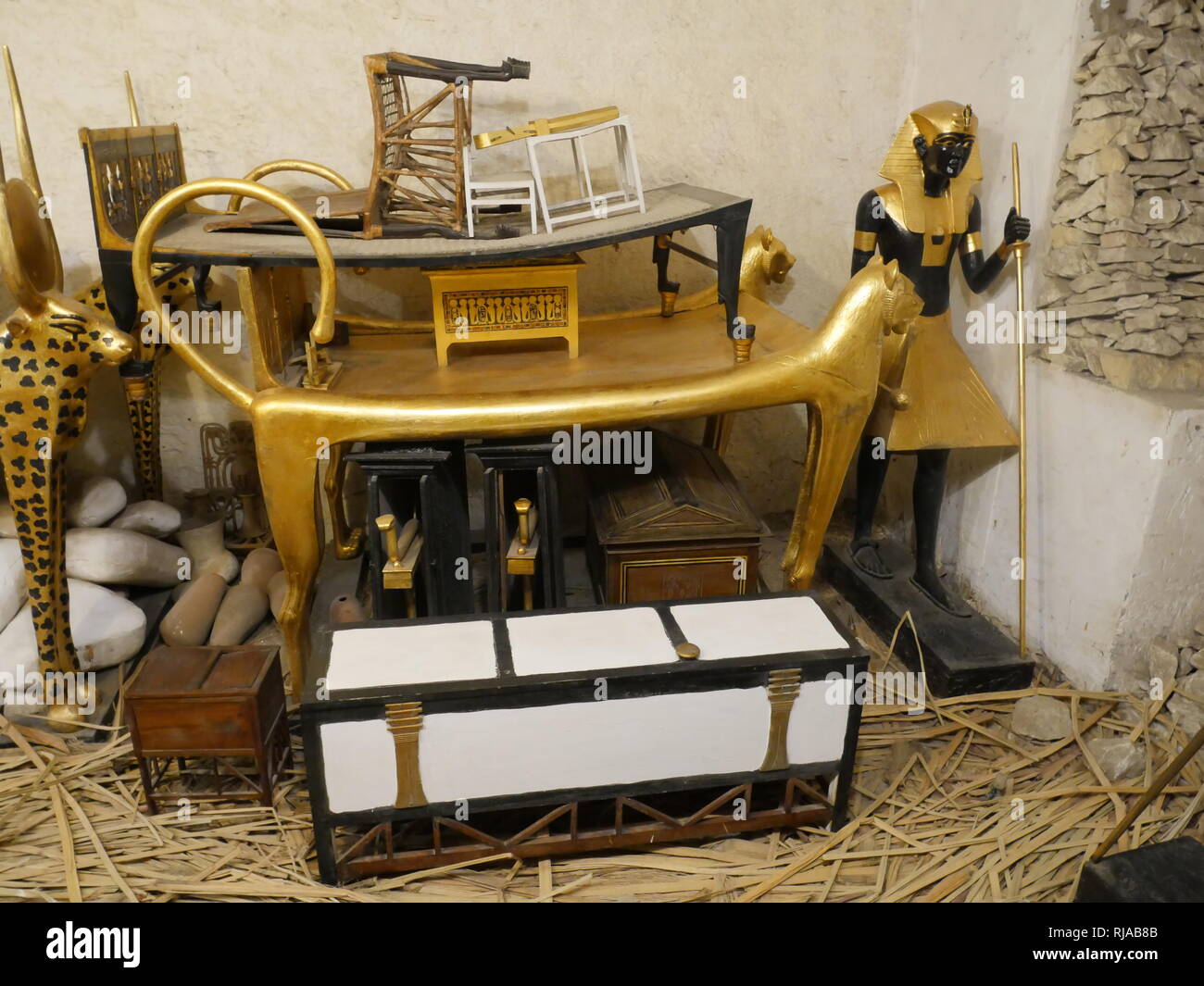 Nachbildung Der Grabkammer Schatze Des Konigs Tutanchamun Die Uber Das Alte Agypten Von Ca 1355 1346 V Chr Regiert Pharao In Der 18 Dynastie Des Neuen Reiches Englische Agyptologe Howard Carter Und Sein