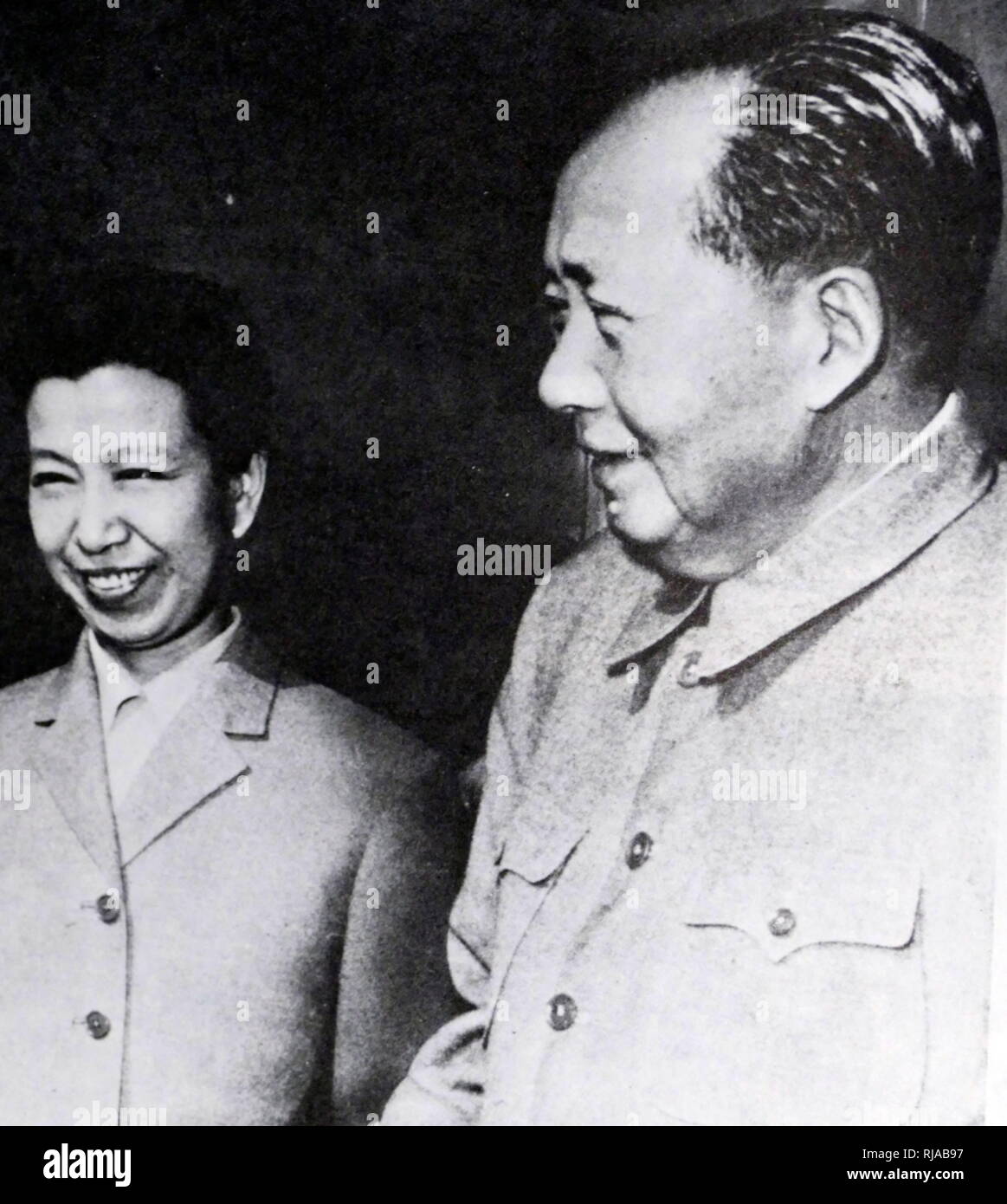 Mao Zedong und Jian Qing, China 1966. Mao Zedong (1893 - 1976) Chinesische Kommunistische Revolutionäre und Gründervater der Volksrepublik China auf dem langen Marsch in den Höhlen von yenan im Jahre 1936. Jiang Qing (1914 - 1991), bekannt als Madame Mao, war eine chinesische Kommunistische Revolutionäre, chinesische Schauspielerin, und bedeutende politische Figur während der Kulturrevolution (1966 - 76). Stockfoto