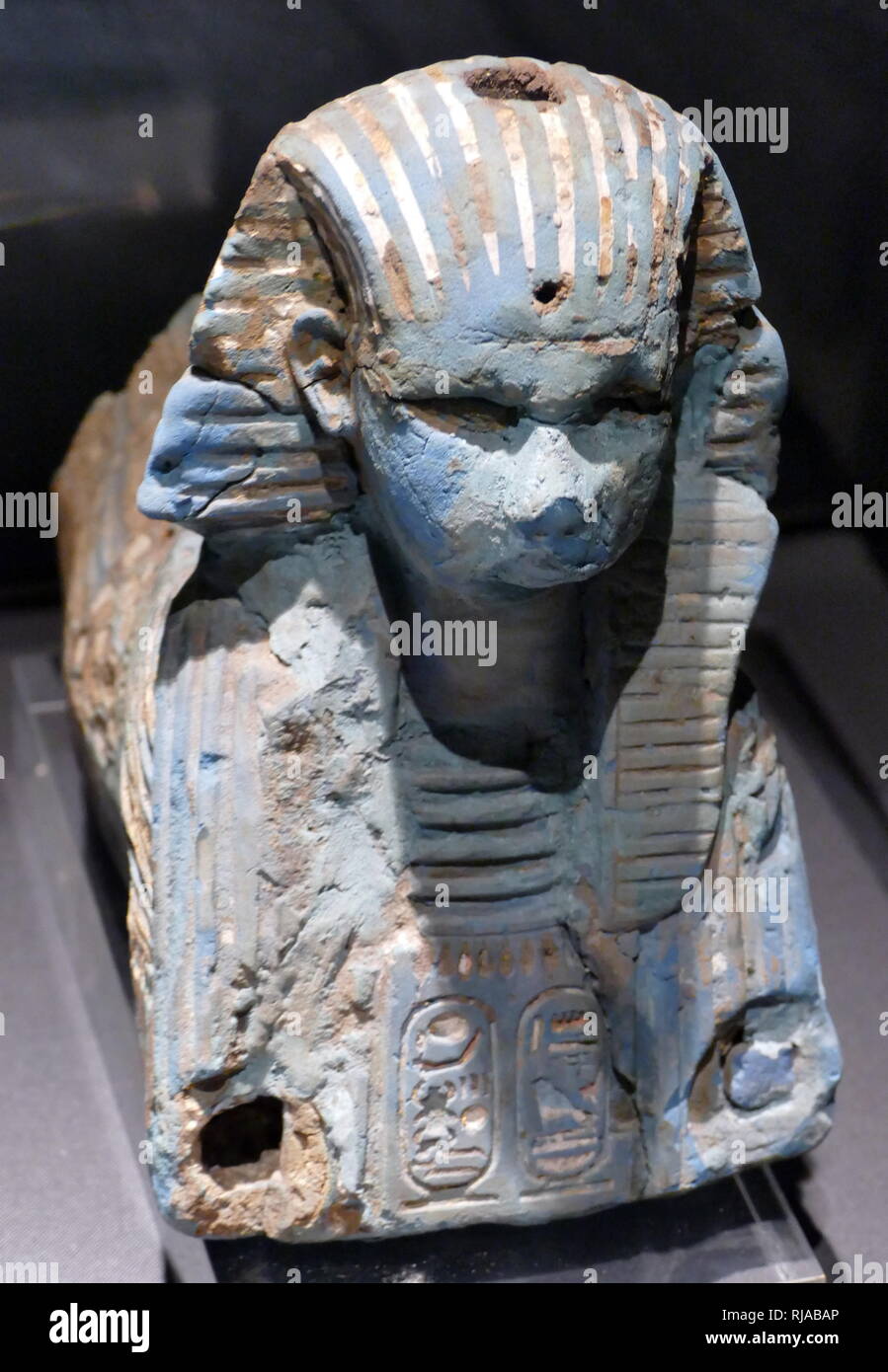 Blauer Fayence sphinx Darstellung König Haremhab. 18. Dynastie, Ägyptische. Haremhab regierte 14 Jahre lang, zwischen 1319 v. Chr. und 1292 v. Chr. Stockfoto