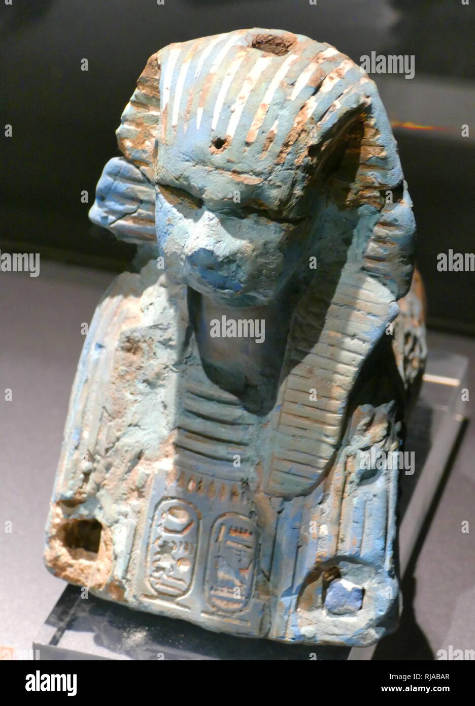 Blauer Fayence sphinx Darstellung König Haremhab. 18. Dynastie, Ägyptische. Haremhab regierte 14 Jahre lang, zwischen 1319 v. Chr. und 1292 v. Chr. Stockfoto