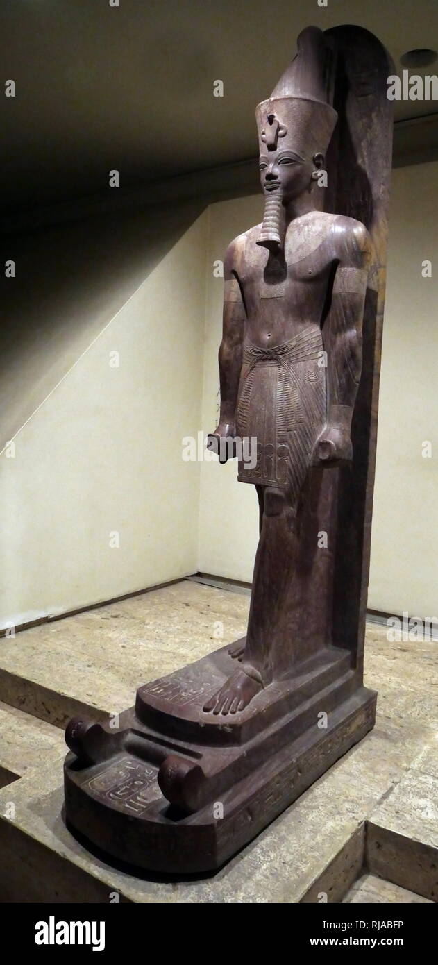 Die Statue von König Amenhotep III (Amenophis III), auch als Amenhotep, der herrlichen bekannt, der 9 Und der Pharao wurde der achtzehnten Dynastie. Nach verschiedenen Autoren, er regierte Ägypten von Juni 1386 bis 1349 v. Chr. oder 1388 v. Chr. von Juni bis Dezember 1351 v. Chr./1350 v. Chr., nachdem sein Vater Thutmosis IV. starb. Seine Regierungszeit war eine Periode beispielloser Wohlstand und künstlerischen Pracht, als Ägypten den Höhepunkt seines künstlerischen und internationalen Leistung erreicht. Als er in der 38. oder 39. Jahr seines Kï¿½igreichs starb, seinen Sohn zunächst als Amenophis IV., aber dann seine eigenen königlichen Namen Echnaton. Stockfoto