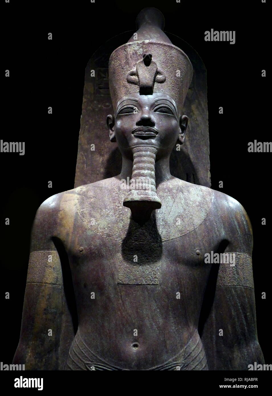 Die Statue von König Amenhotep III (Amenophis III), auch als Amenhotep, der herrlichen bekannt, der 9 Und der Pharao wurde der achtzehnten Dynastie. Nach verschiedenen Autoren, er regierte Ägypten von Juni 1386 bis 1349 v. Chr. oder 1388 v. Chr. von Juni bis Dezember 1351 v. Chr./1350 v. Chr., nachdem sein Vater Thutmosis IV. starb. Seine Regierungszeit war eine Periode beispielloser Wohlstand und künstlerischen Pracht, als Ägypten den Höhepunkt seines künstlerischen und internationalen Leistung erreicht. Als er in der 38. oder 39. Jahr seines Kï¿½igreichs starb, seinen Sohn zunächst als Amenophis IV., aber dann seine eigenen königlichen Namen Echnaton. Stockfoto