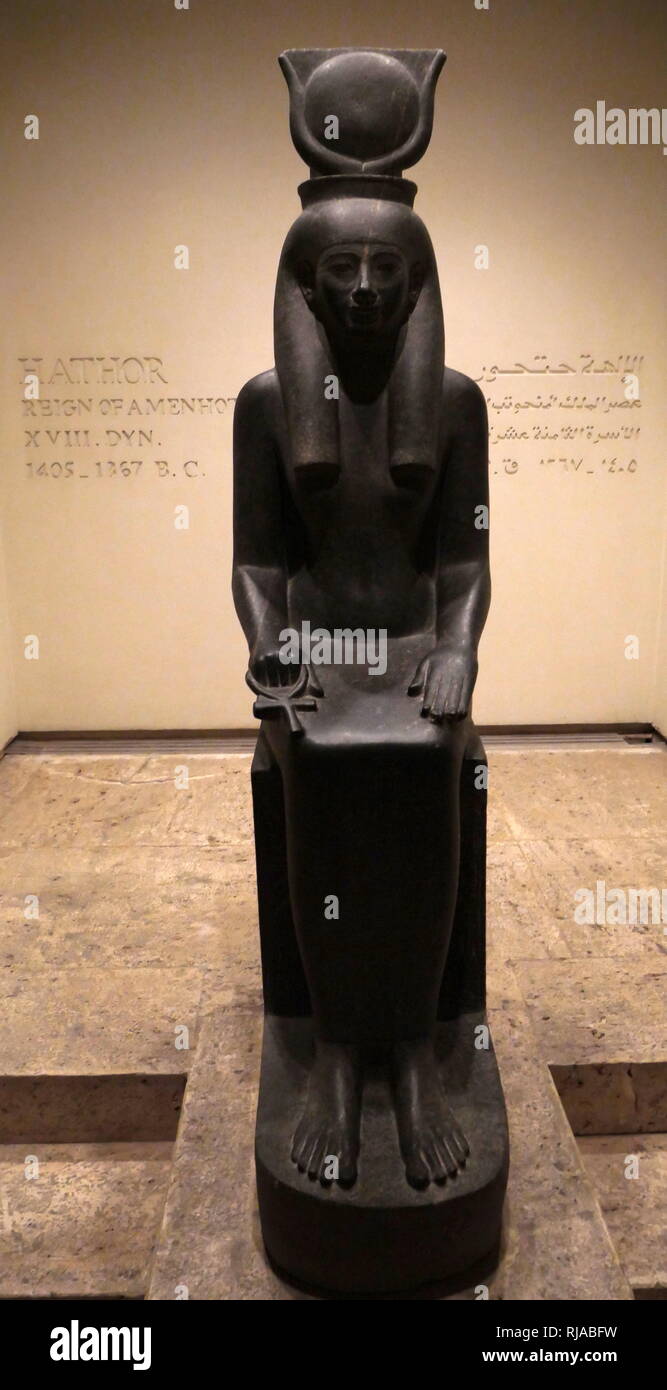 Sitzende Statue der Göttin Hathor, Amenhotep III ca. 1367 v. Chr.; Göttin der Liebe und Freude und auch mit Musik und Tanz Stockfoto
