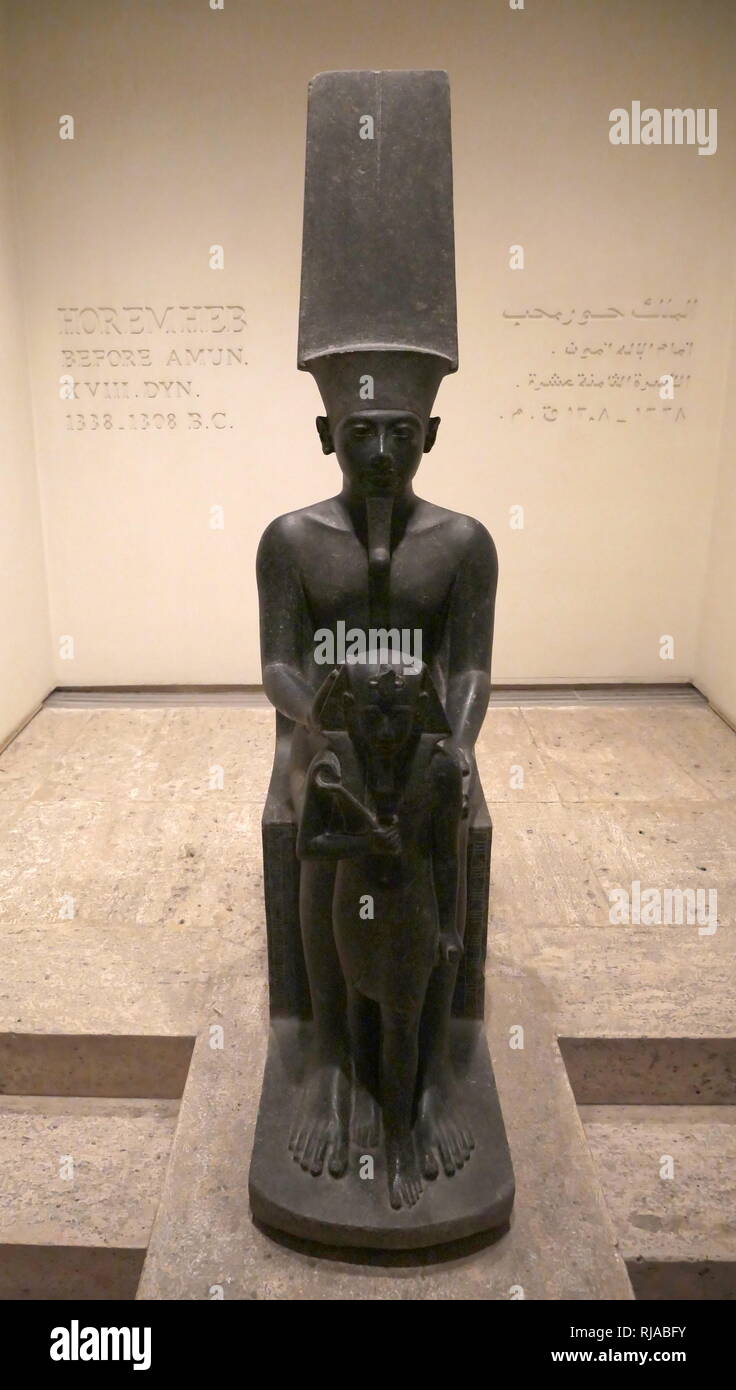 Detail einer Statue des Amun mit haremhab vor ihm. 18. Dynastie, Ägyptische. Amun war einer der acht alten ägyptischen Götter, die die Ogdoad von Hermopolis gebildet. Er war der Gott der Luft. Haremhab regierte 14 Jahre lang, zwischen 1319 v. Chr. und 1292 v. Chr. Stockfoto