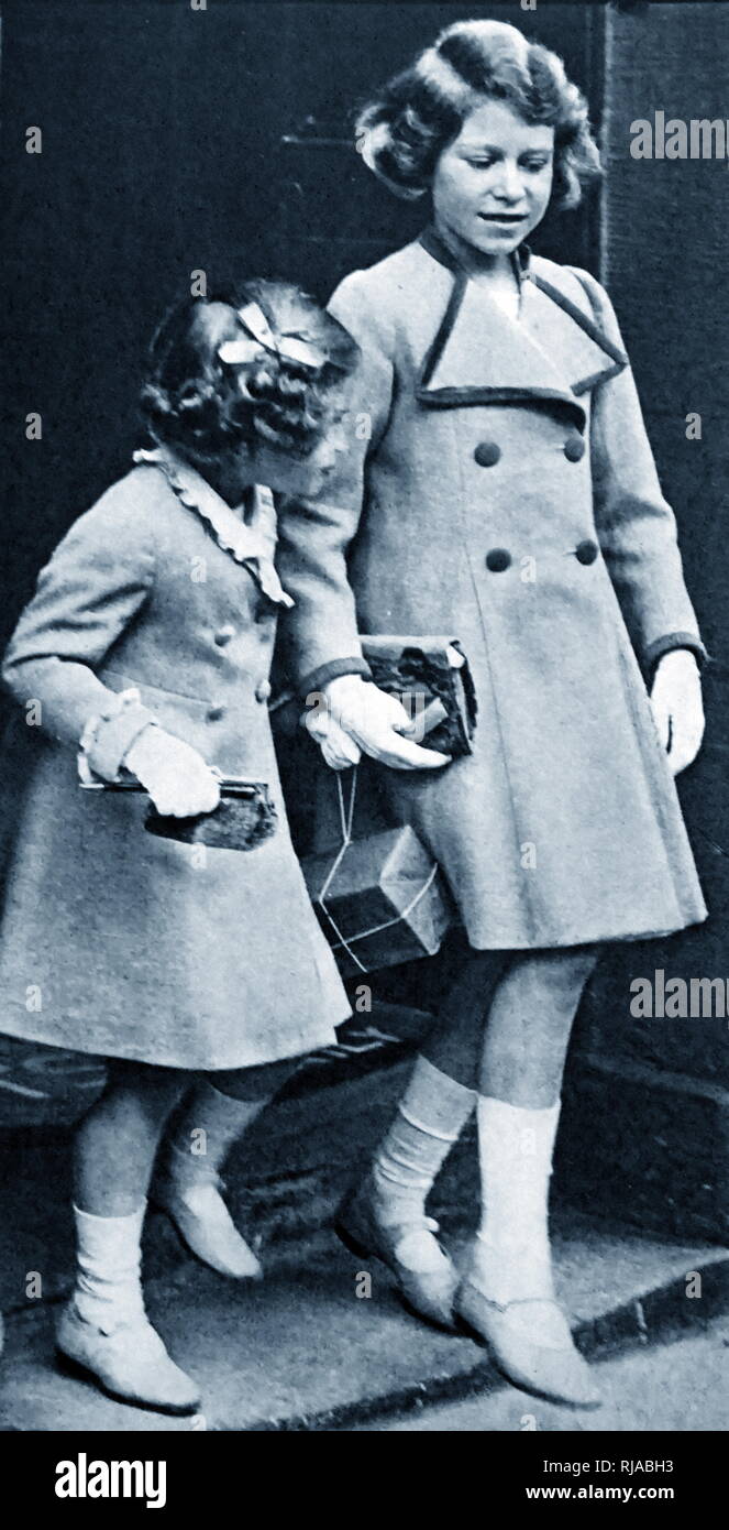 Prinzessin Elizabeth (später Königin Elizabeth II. mit ihrer Schwester Margaret 1935 Stockfoto